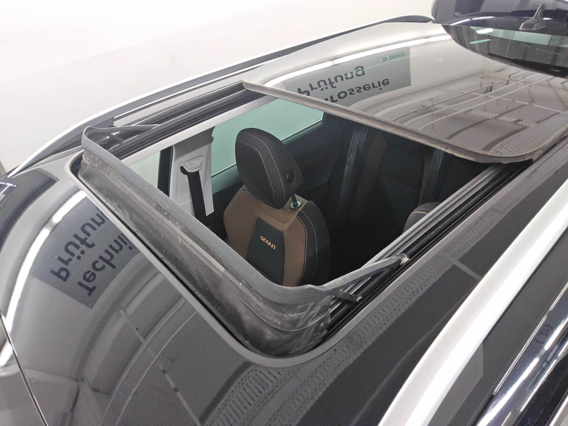 Skoda Karoq 2.0 TDI 4x4 Scout Navi LED Pano DCC AHK 12