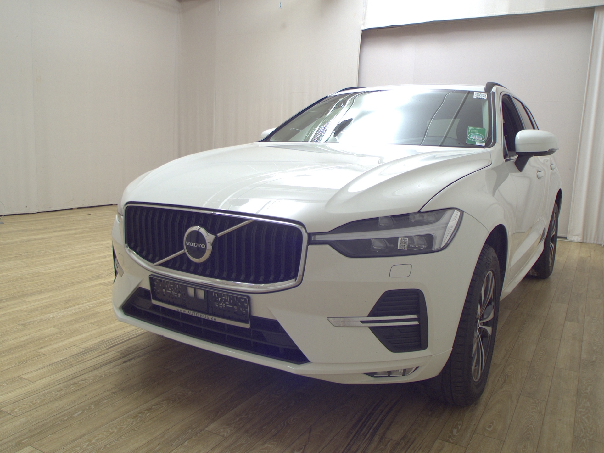 Volvo XC60 B4 D Momentum Pro Navi LED Shz AHK PDC 2