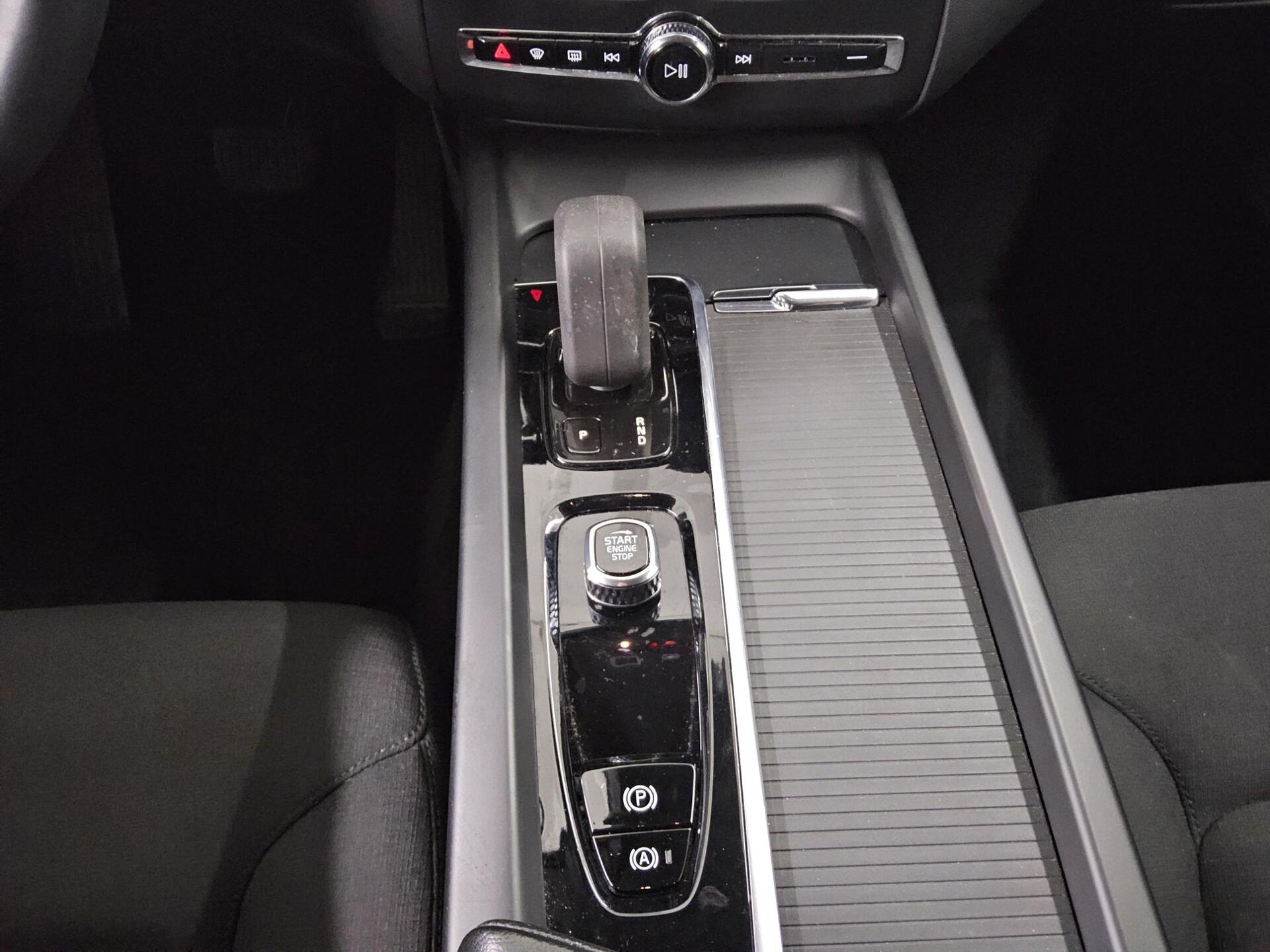 Volvo XC60 B4 D Momentum Pro Navi LED Shz AHK PDC 6