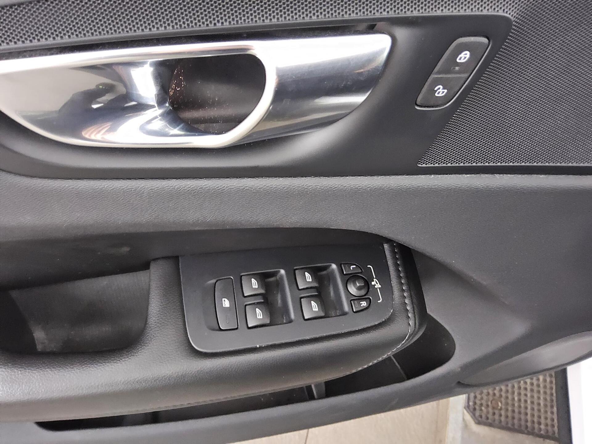 Volvo XC60 B4 D Momentum Pro Navi LED Shz AHK PDC 10