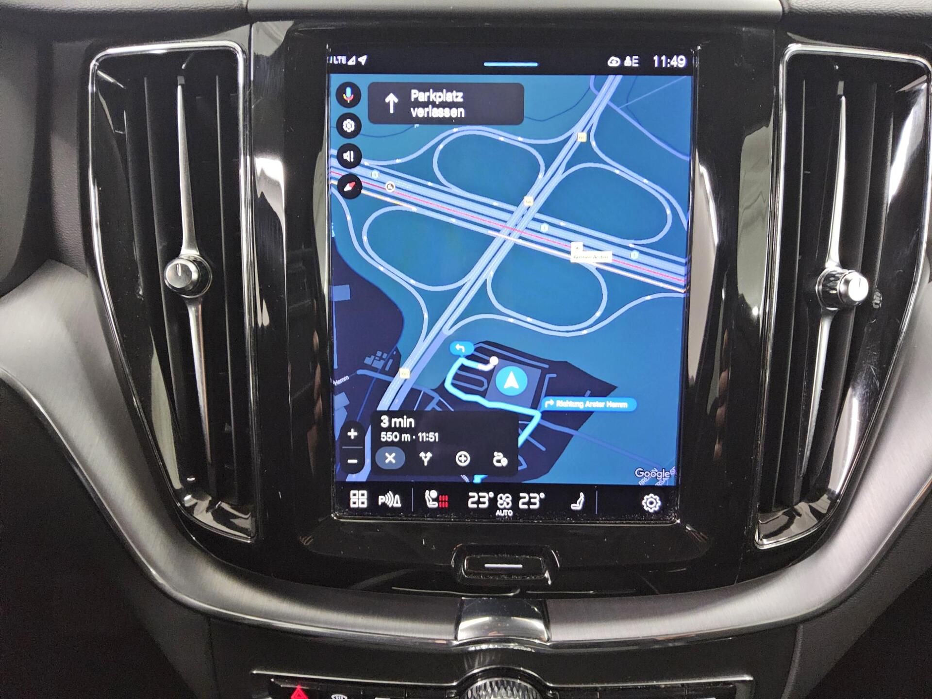 Volvo XC60 B4 D Momentum Pro Navi LED Shz AHK PDC 7