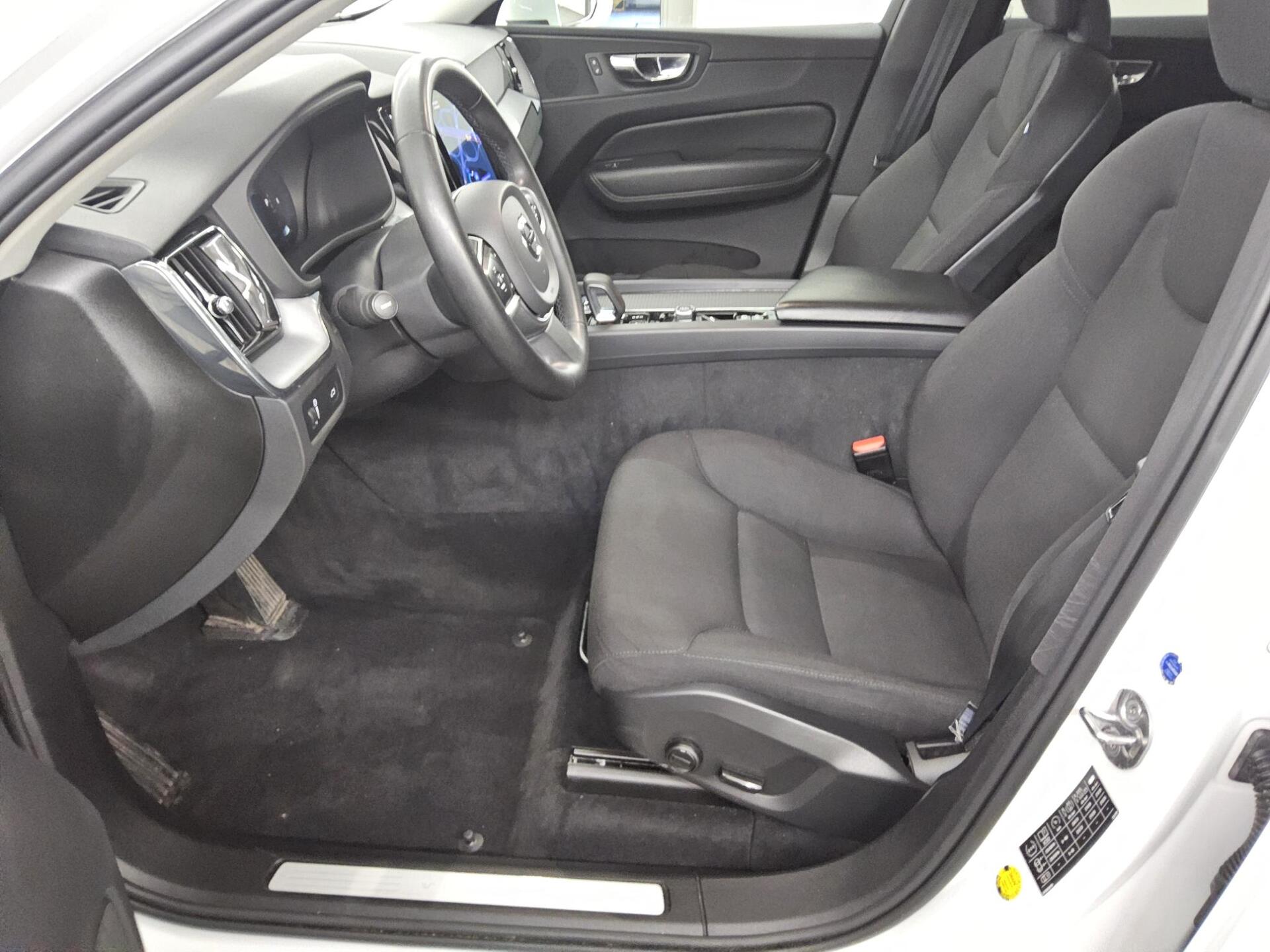 Volvo XC60 B4 D Momentum Pro Navi LED Shz AHK PDC 9