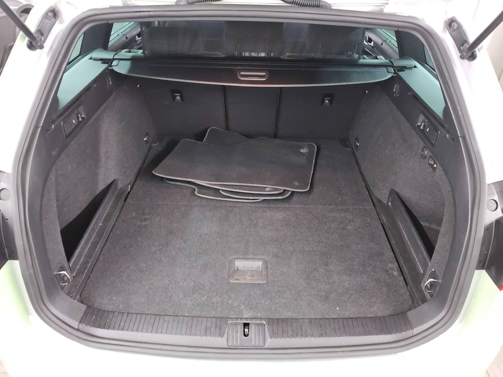 Volkswagen Passat Var. 2.0 TDI 4M Business Navi LED AHK RFK 11