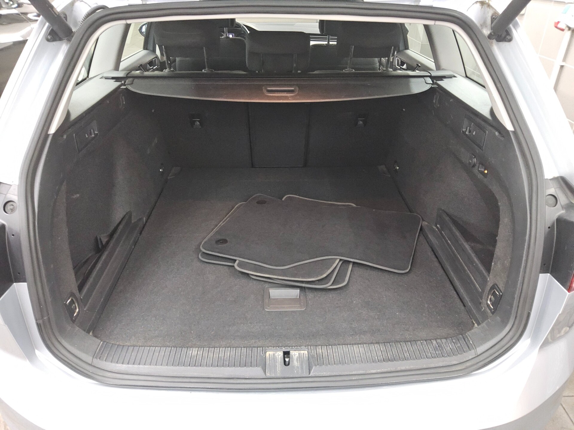 Volkswagen Passat Var. 2.0 TDI Business Navi HuD AHK ACC 11