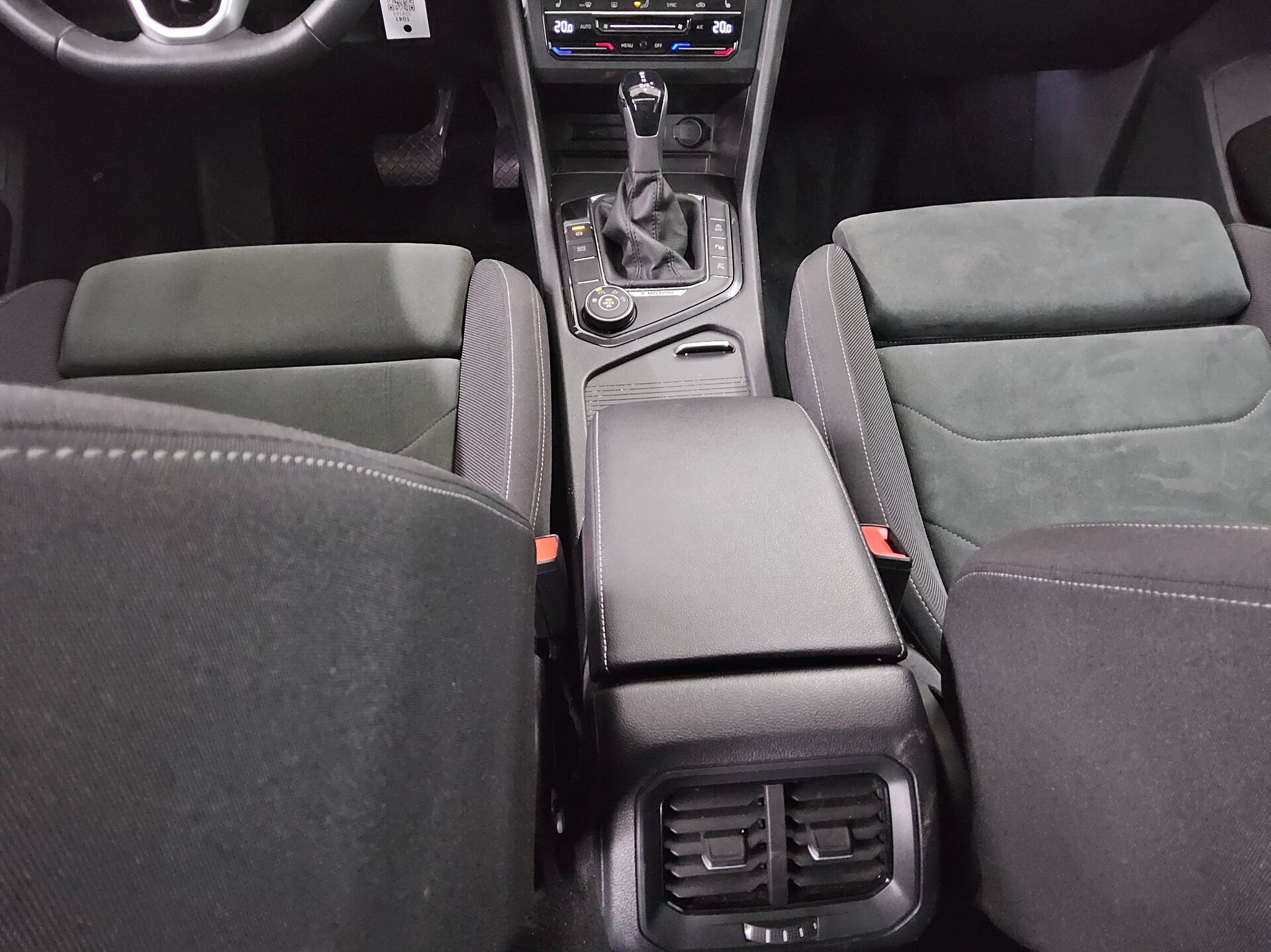 Volkswagen Tiguan 2.0 TDI 4M Elegance Navi AID Matrix Pano 6