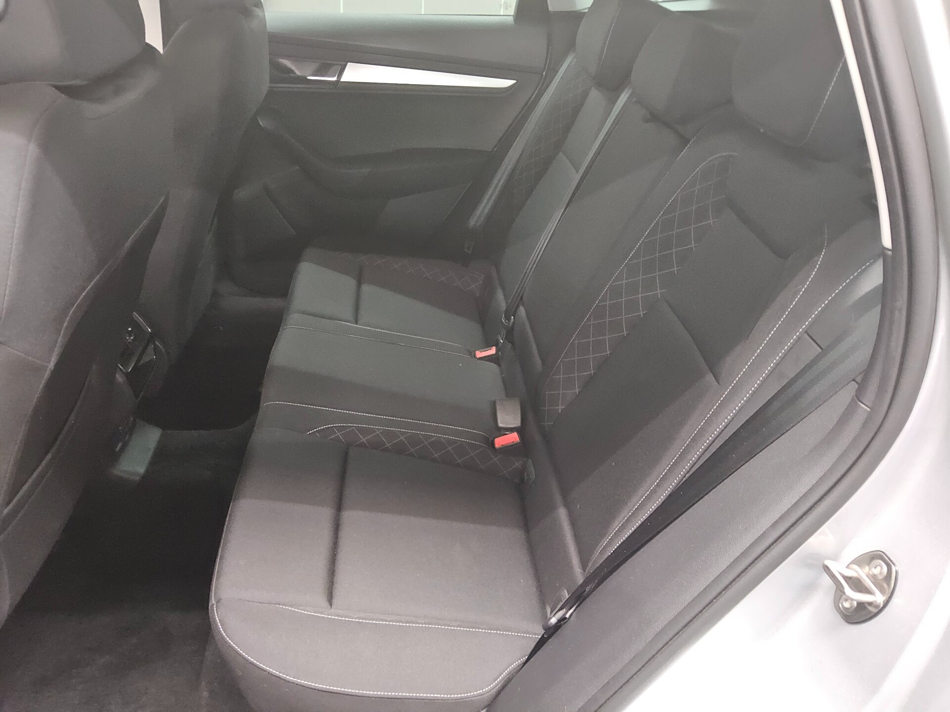 Skoda Karoq 2.0 TDI Ambition Navi LED ACC PDC 13