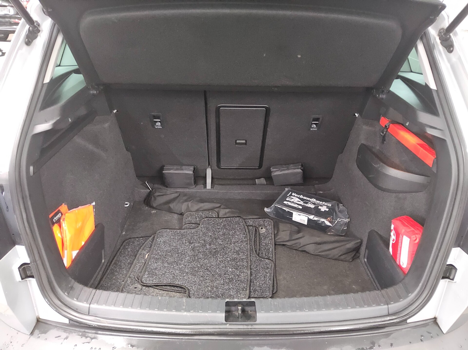 Skoda Karoq 2.0 TDI Ambition Navi LED ACC PDC 11