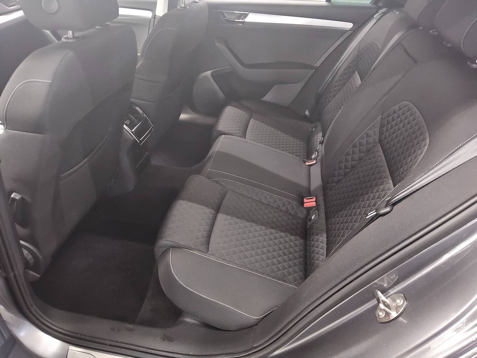 Skoda Superb Kombi 2.0 TDI Ambition Navi LED AID ACC 13