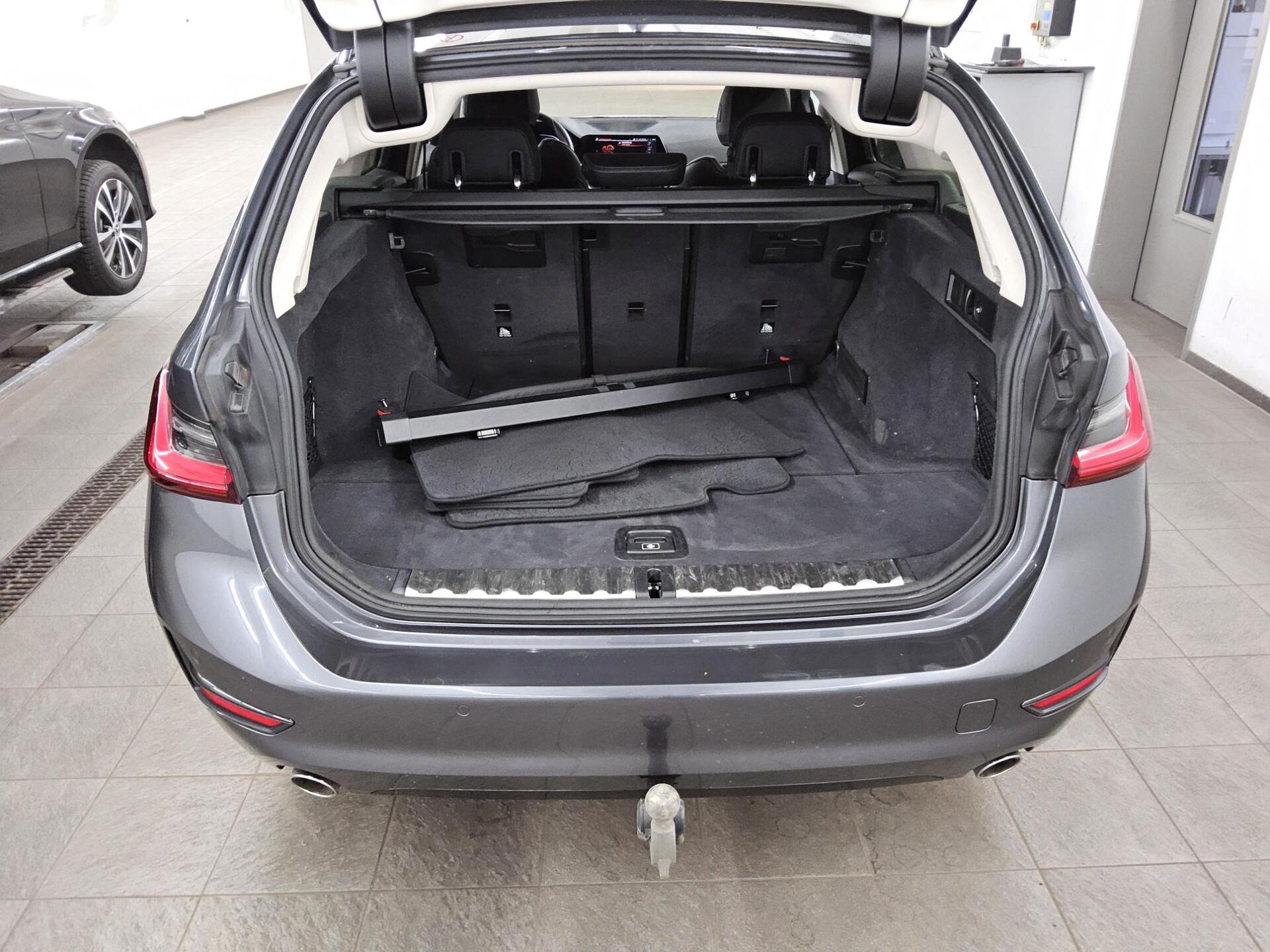 BMW 318dA Touring Sport-Line T-Leder Navi LED LC Pro 12