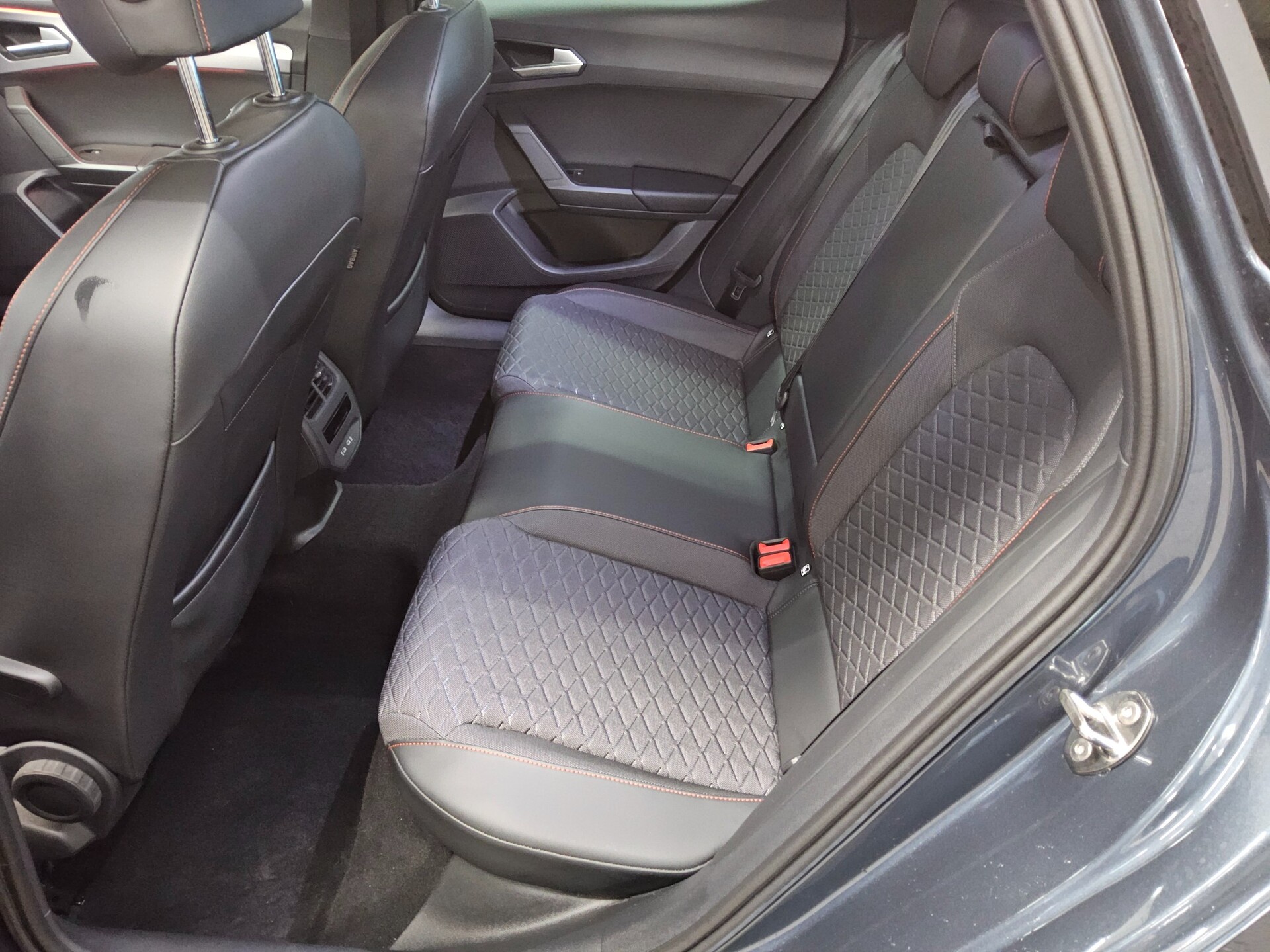 Seat Leon 2.0 TDI FR-Line T-Leder Navi LED ACC StHzg 13