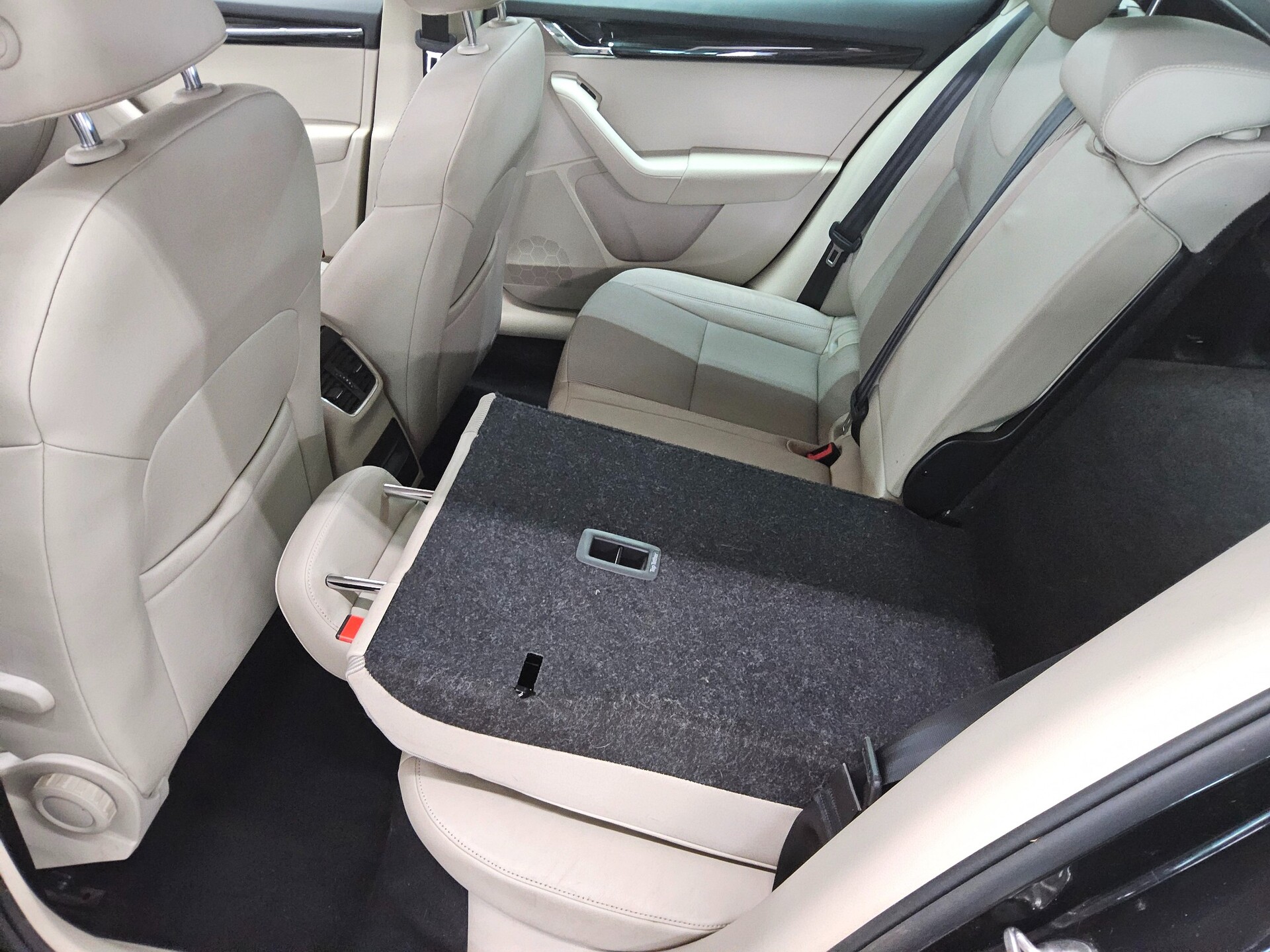 Skoda Octavia Kombi 2.0 TDI Style T-Leder Navi ACC PDC 12