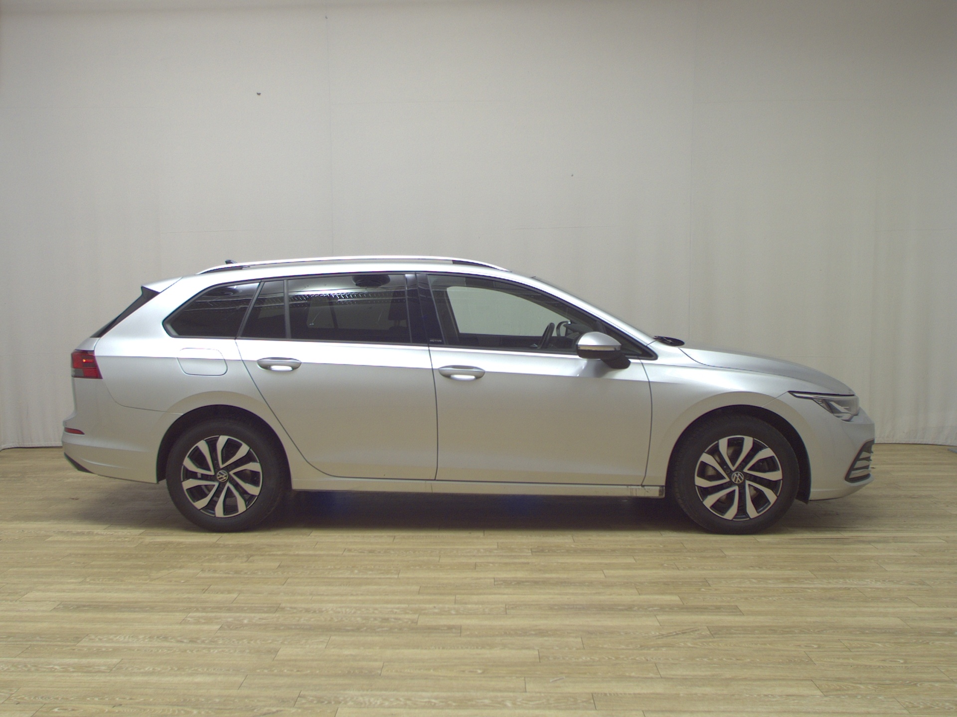 Volkswagen Golf-8 Var. 2.0 TDI Active Navi LED vc AHK StHzg