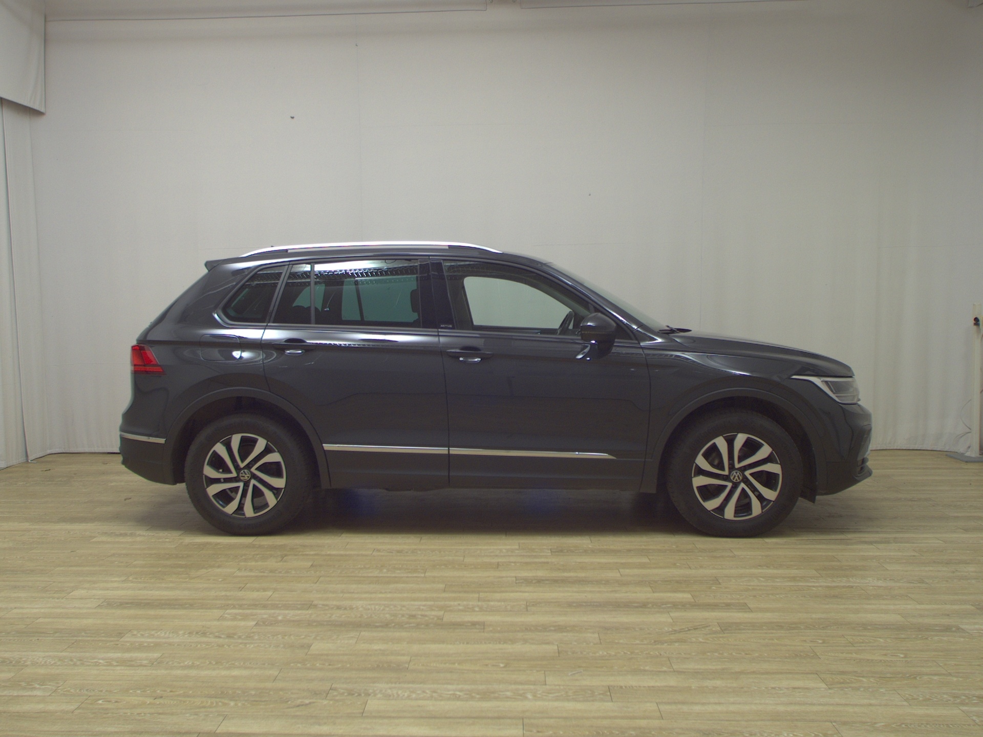 Volkswagen Tiguan 2.0 TDI Active Navi LED AHK RfK StHzg ACC