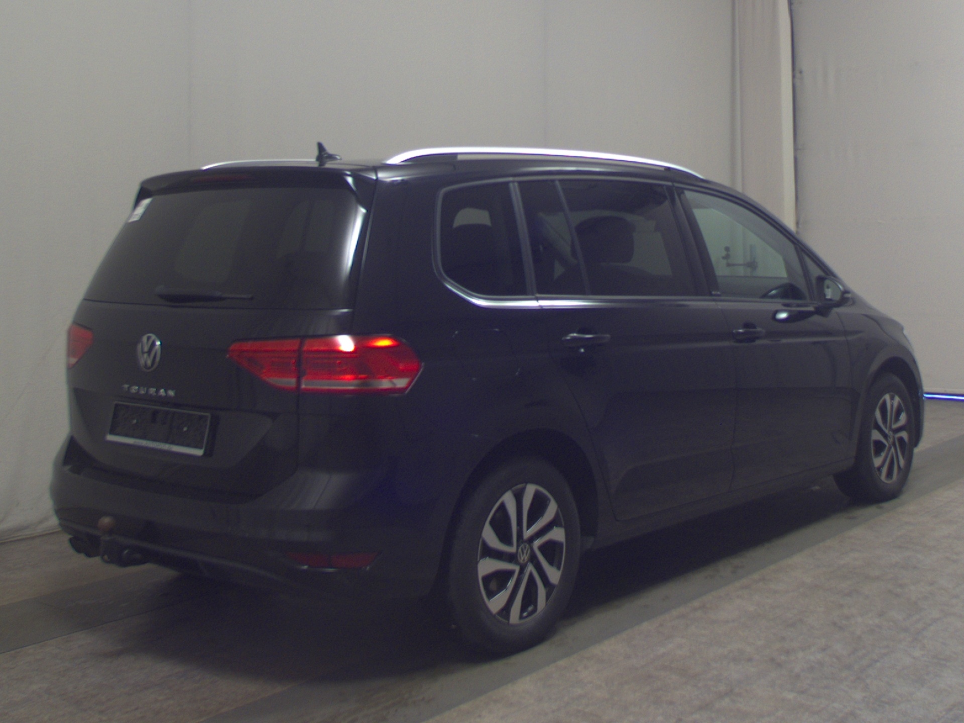 Volkswagen Touran 2.0 TDI Active 7-Sitze Navi AID LED AHK 4