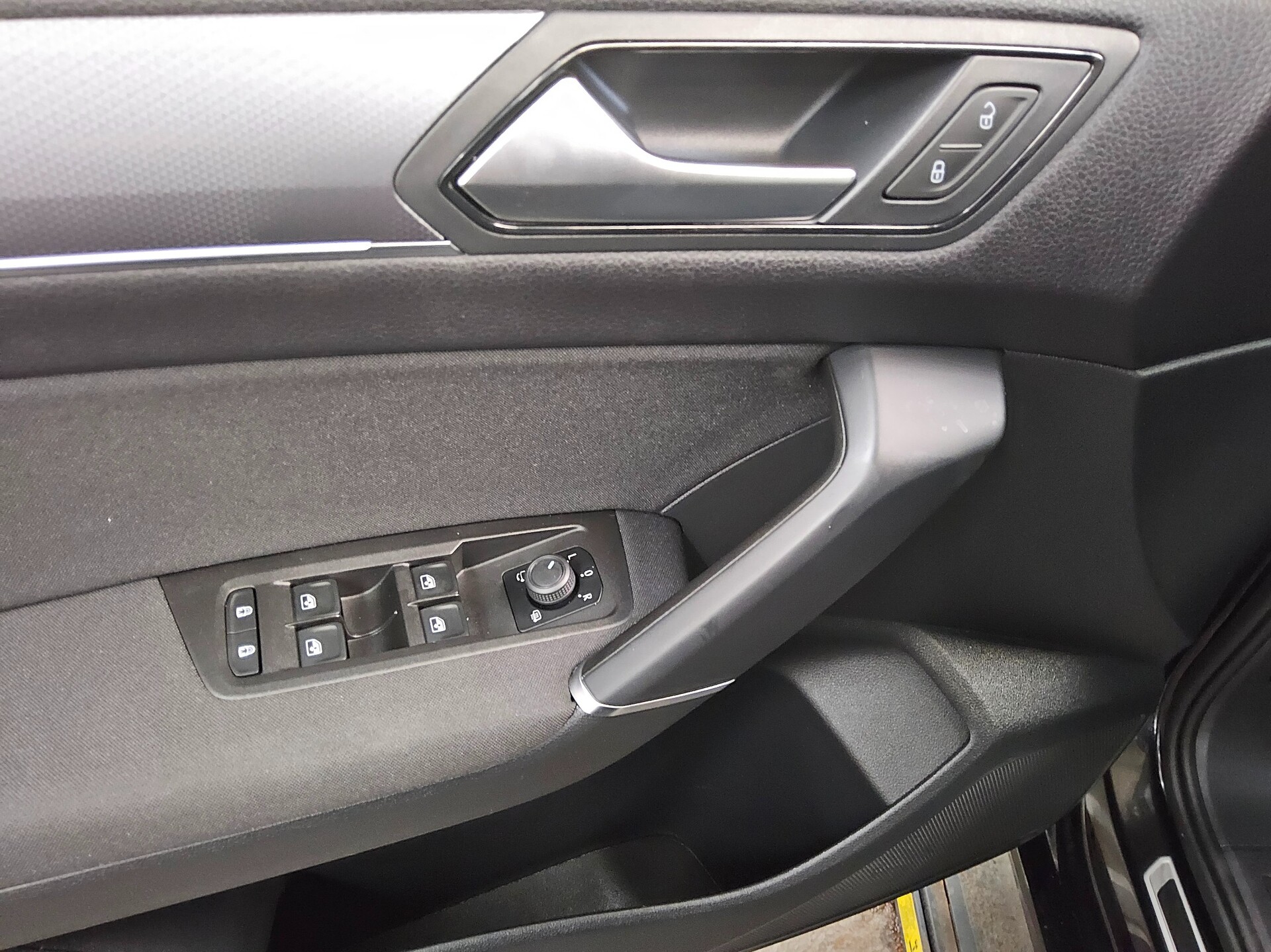 Volkswagen Touran 2.0 TDI Active 7-Sitze Navi AID LED AHK 10