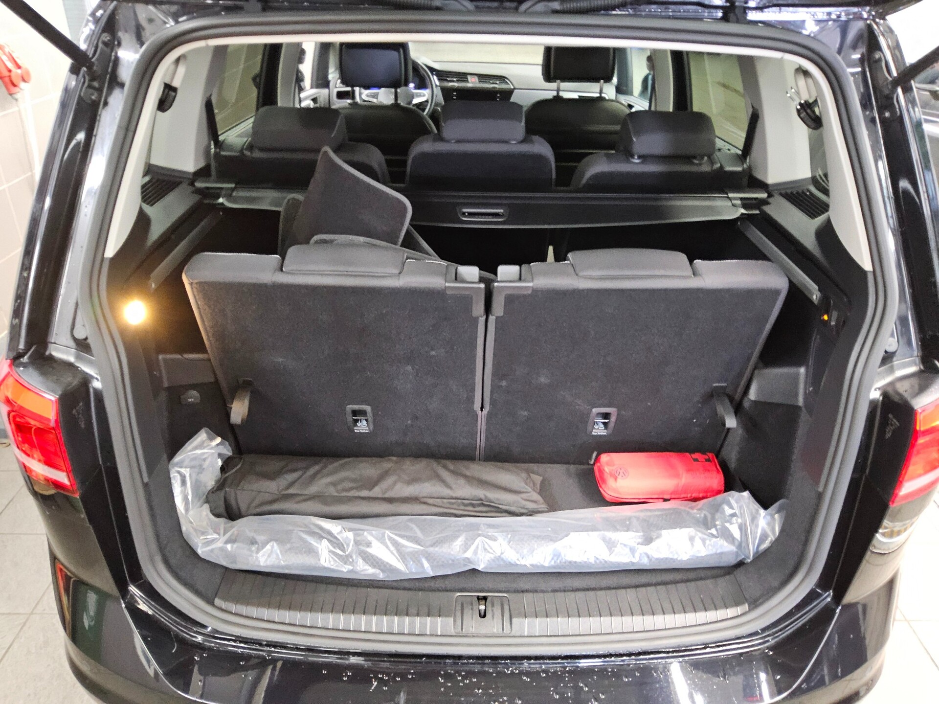 Volkswagen Touran 2.0 TDI Active 7-Sitze Navi AID LED AHK 12