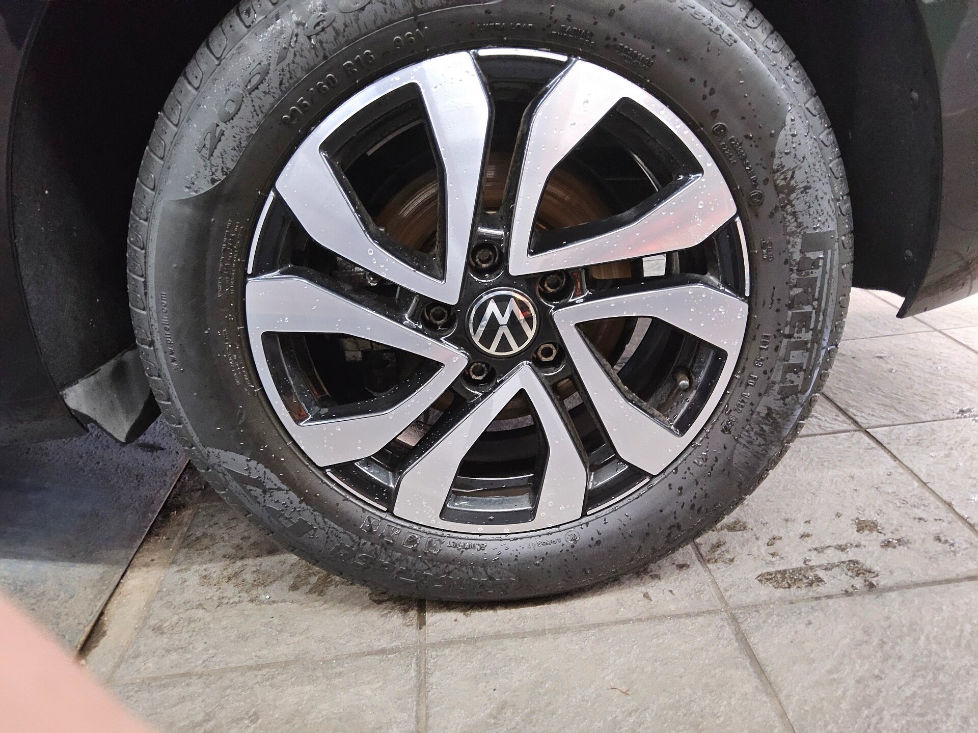 Volkswagen Touran 2.0 TDI Active 7-Sitze Navi AID LED AHK 11