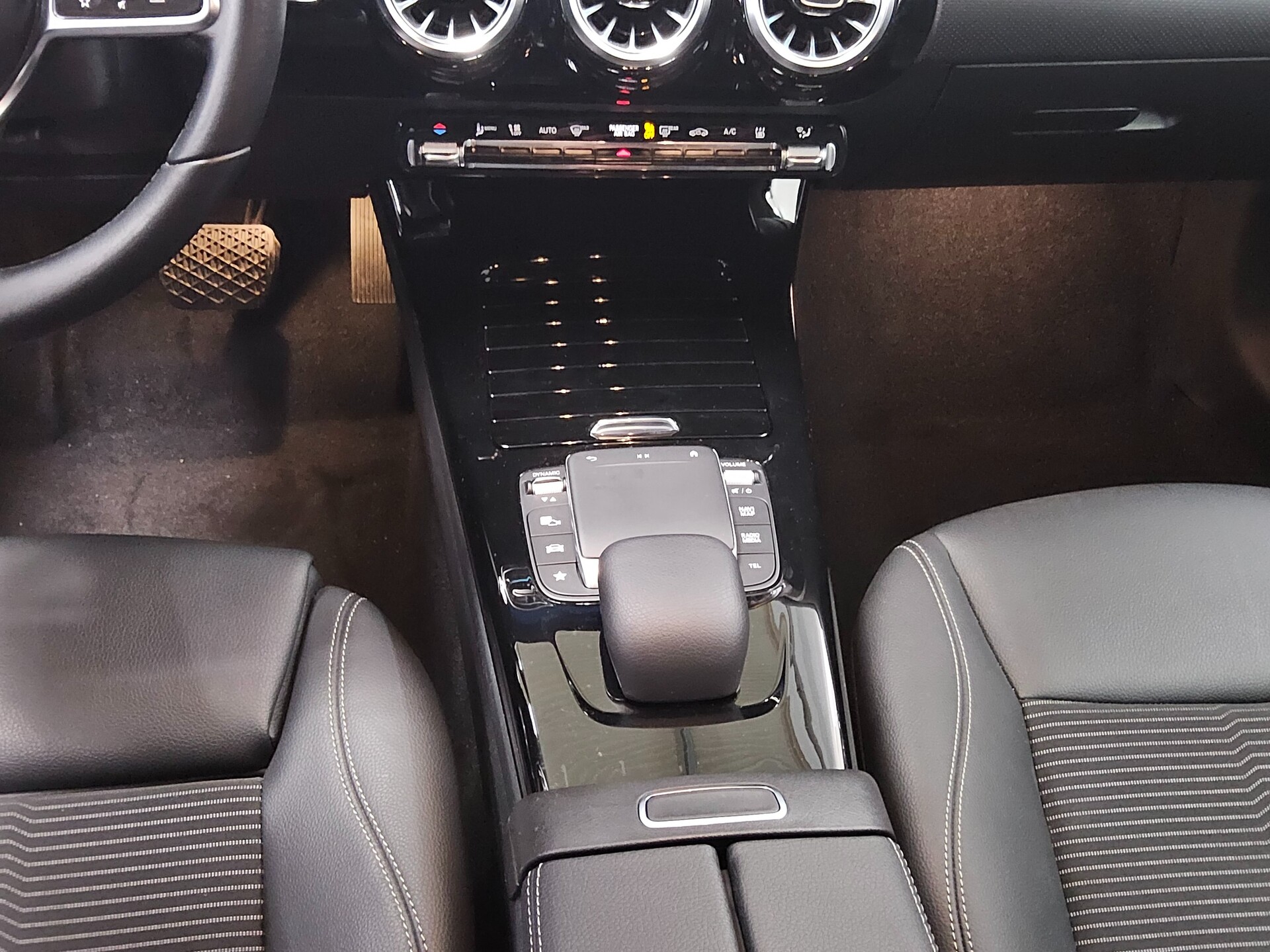 Mercedes-Benz A 250 e Progressive T-Leder Navi LED RfK Shz 6