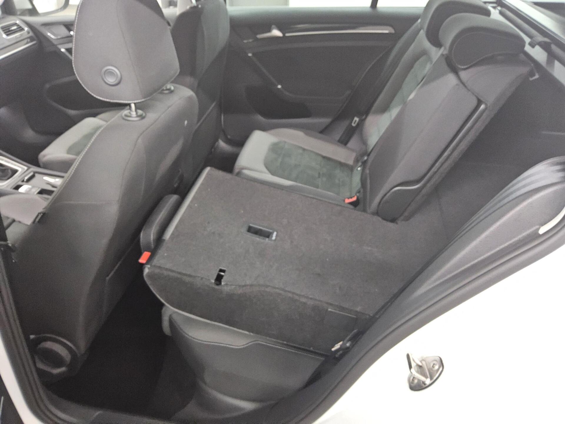 Volkswagen Golf-7 Var. 1.5 TSI Highline Navi LED ACC PDC 12