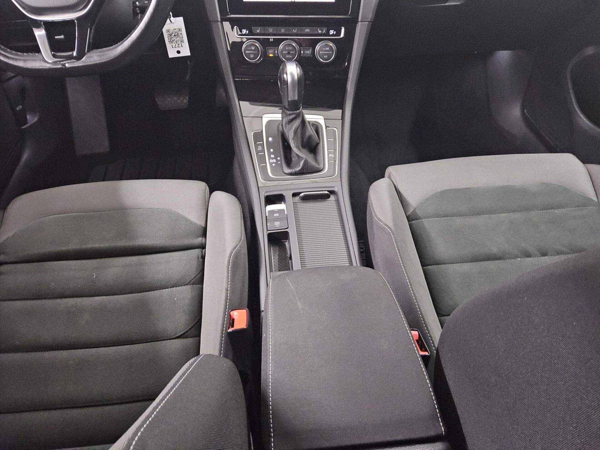 Volkswagen Golf-7 Var. 1.5 TSI Highline Navi LED ACC PDC 6