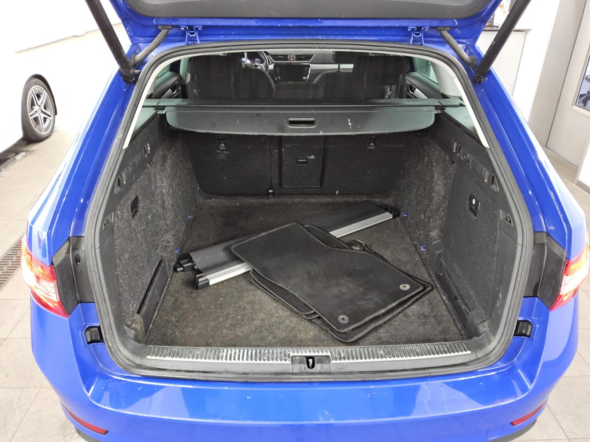 Skoda Superb Kombi 2.0 TDI Ambition Navi LED vc RFK 12