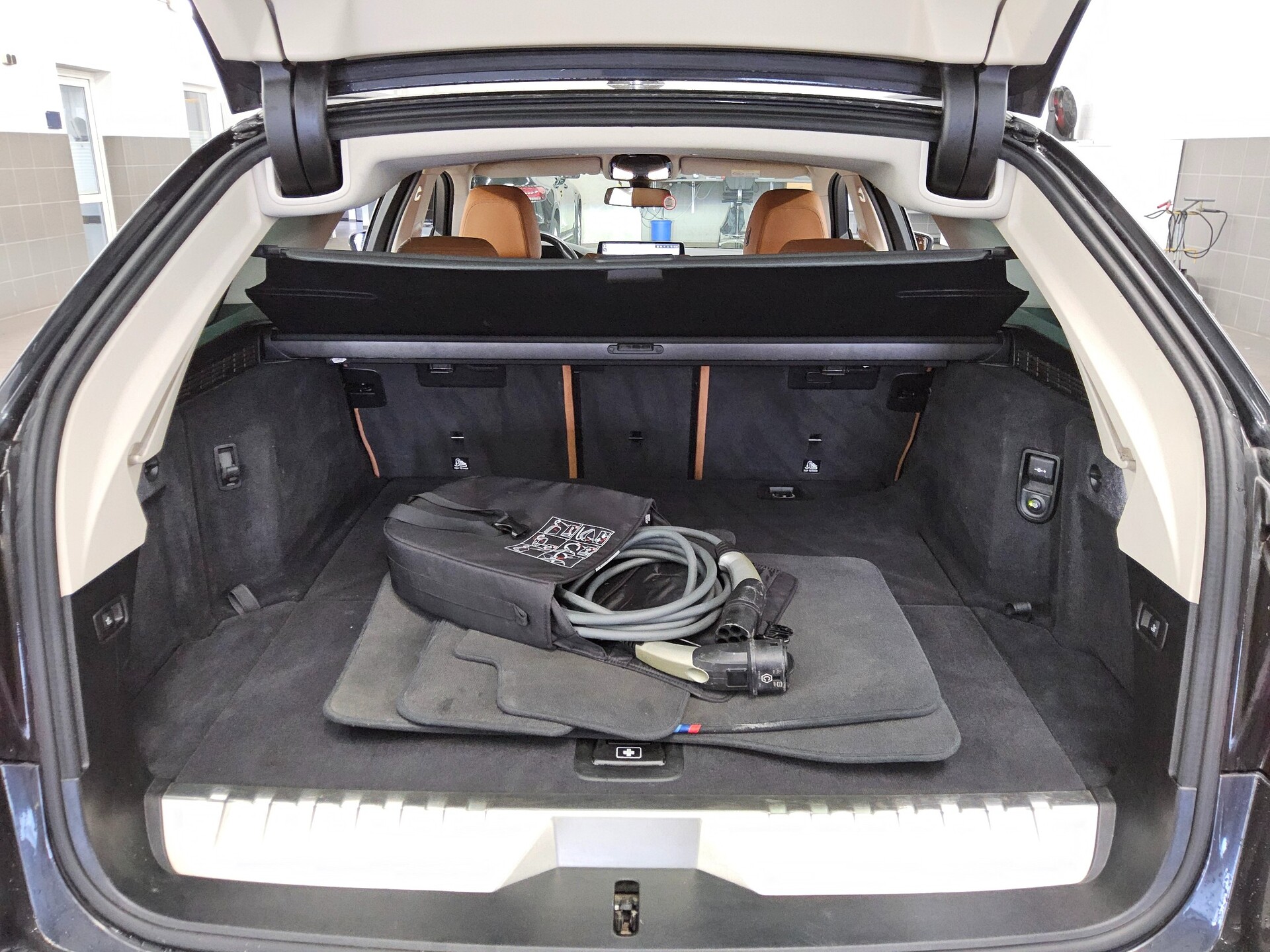 BMW 530e Touring Leder Navi LED LC-Pro AHK ACC Shz 12