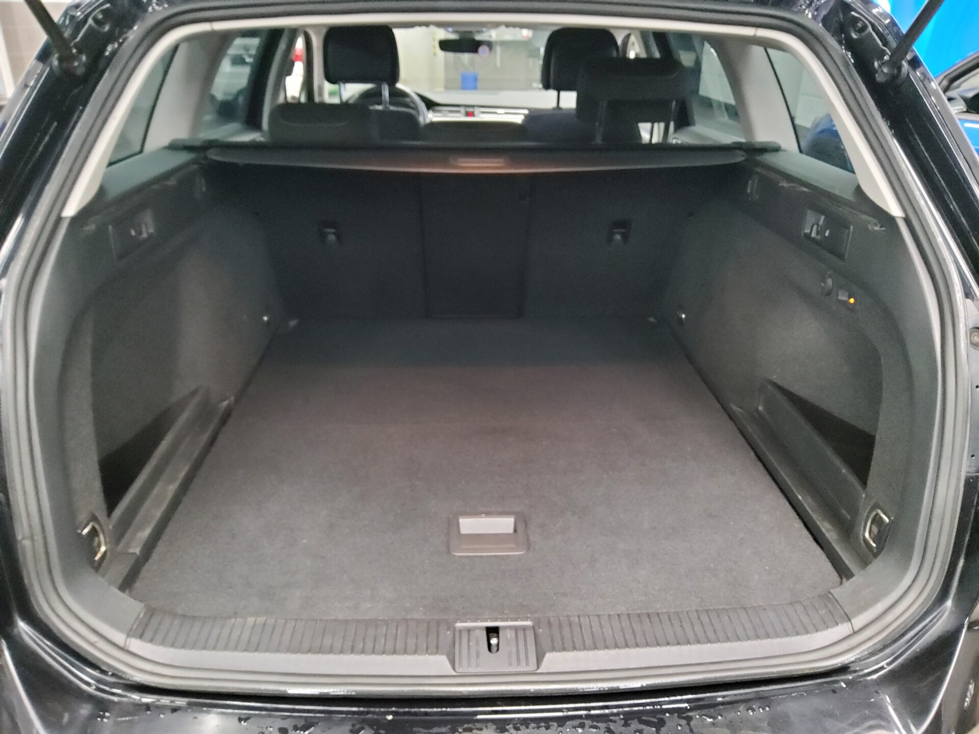 Volkswagen Passat Var. 2.0 TDI Business Navi LED RfK AHK 11