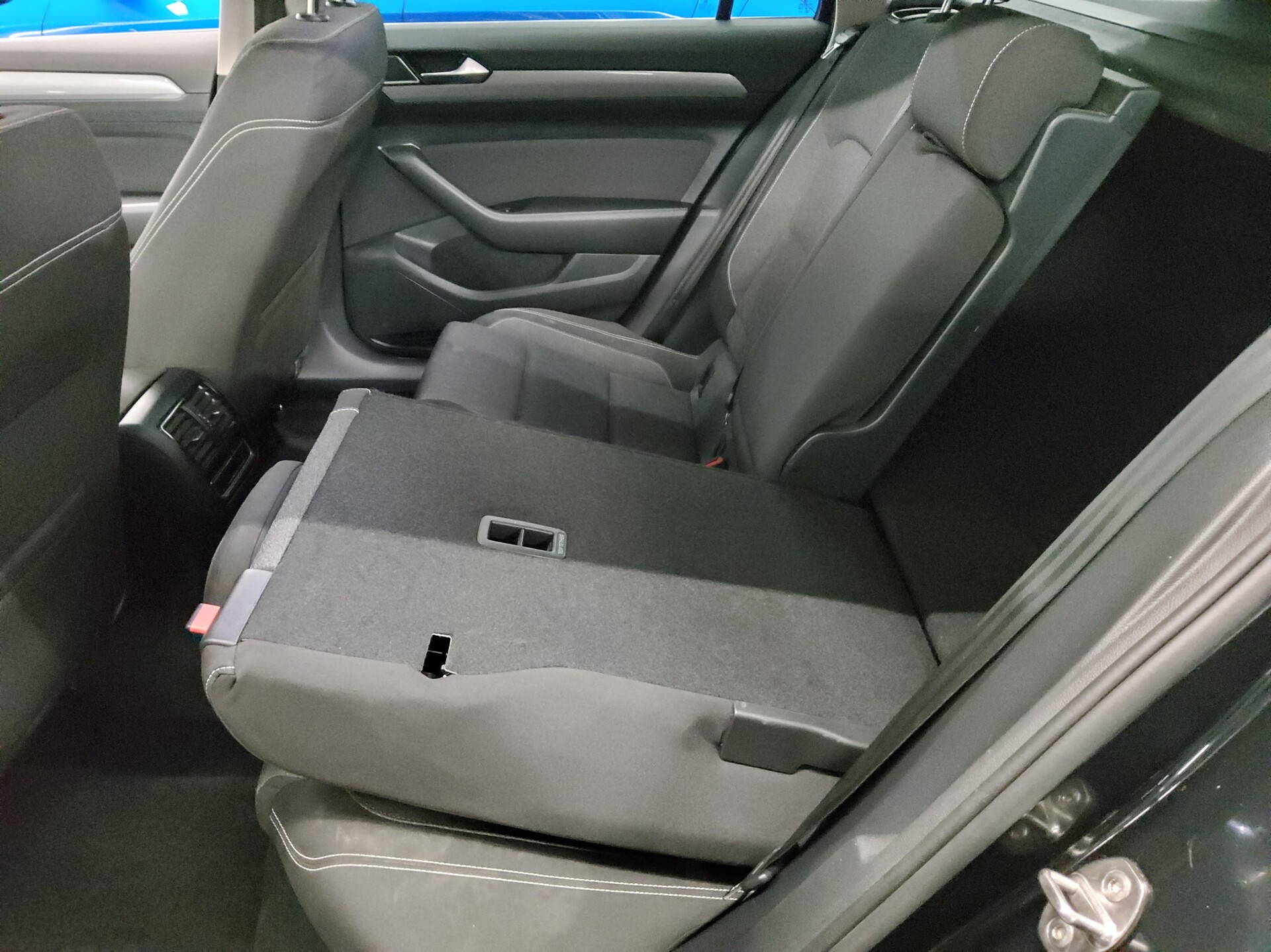 Volkswagen Passat Var. 2.0 TDI Business Navi LED RfK AHK 12