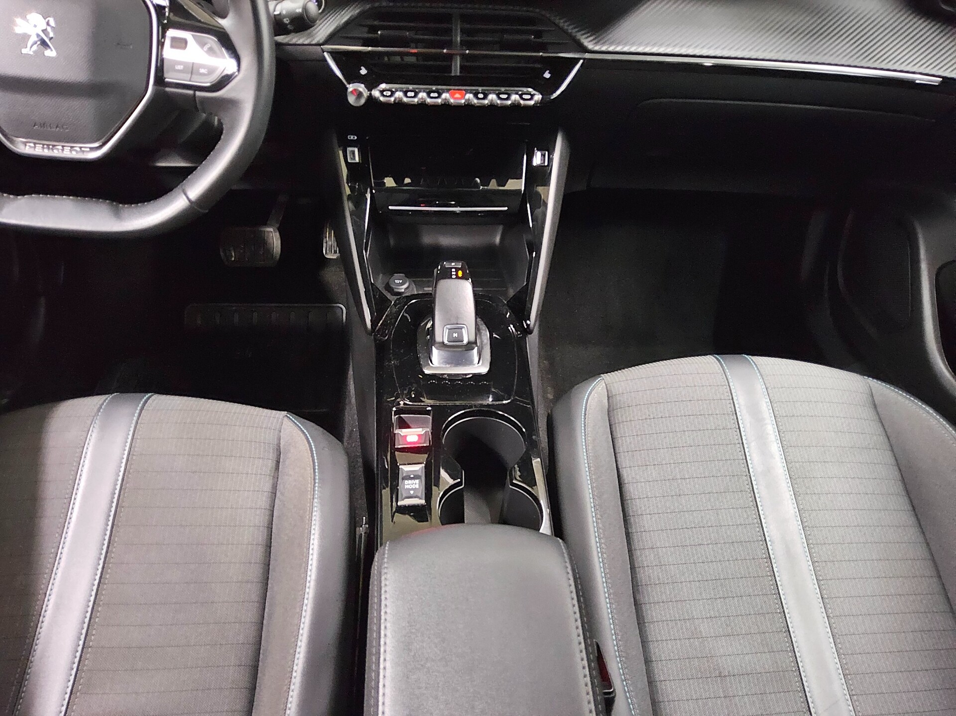 Peugeot 2008 1.5 BlueHDi 130 Allure RfK AHK PDC 6