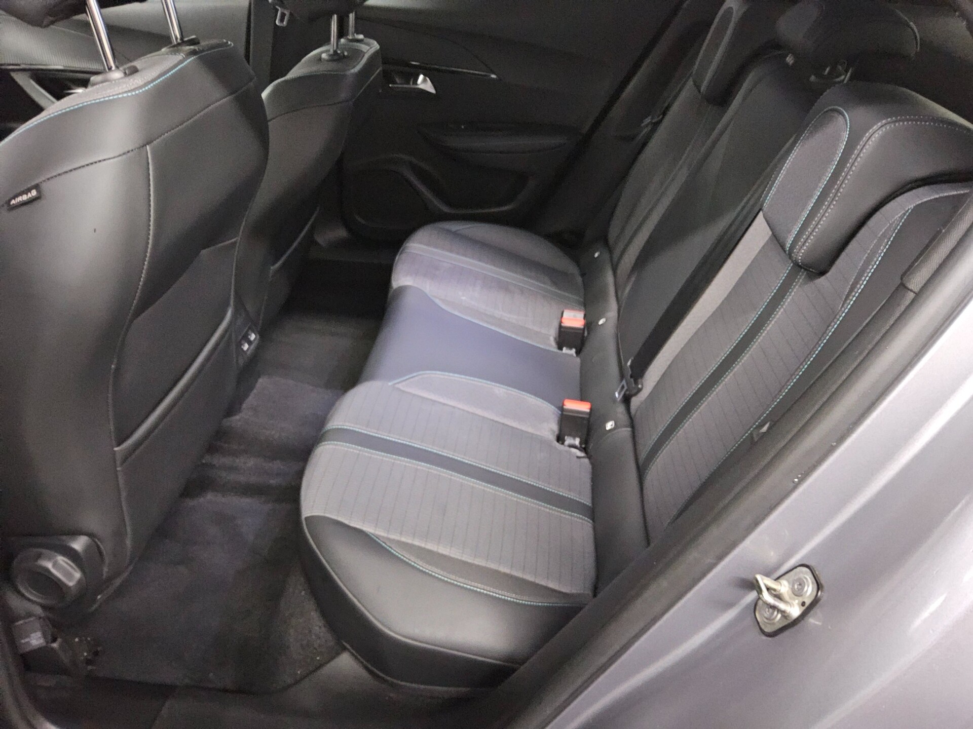 Peugeot 2008 1.5 BlueHDi 130 Allure RfK AHK PDC 13