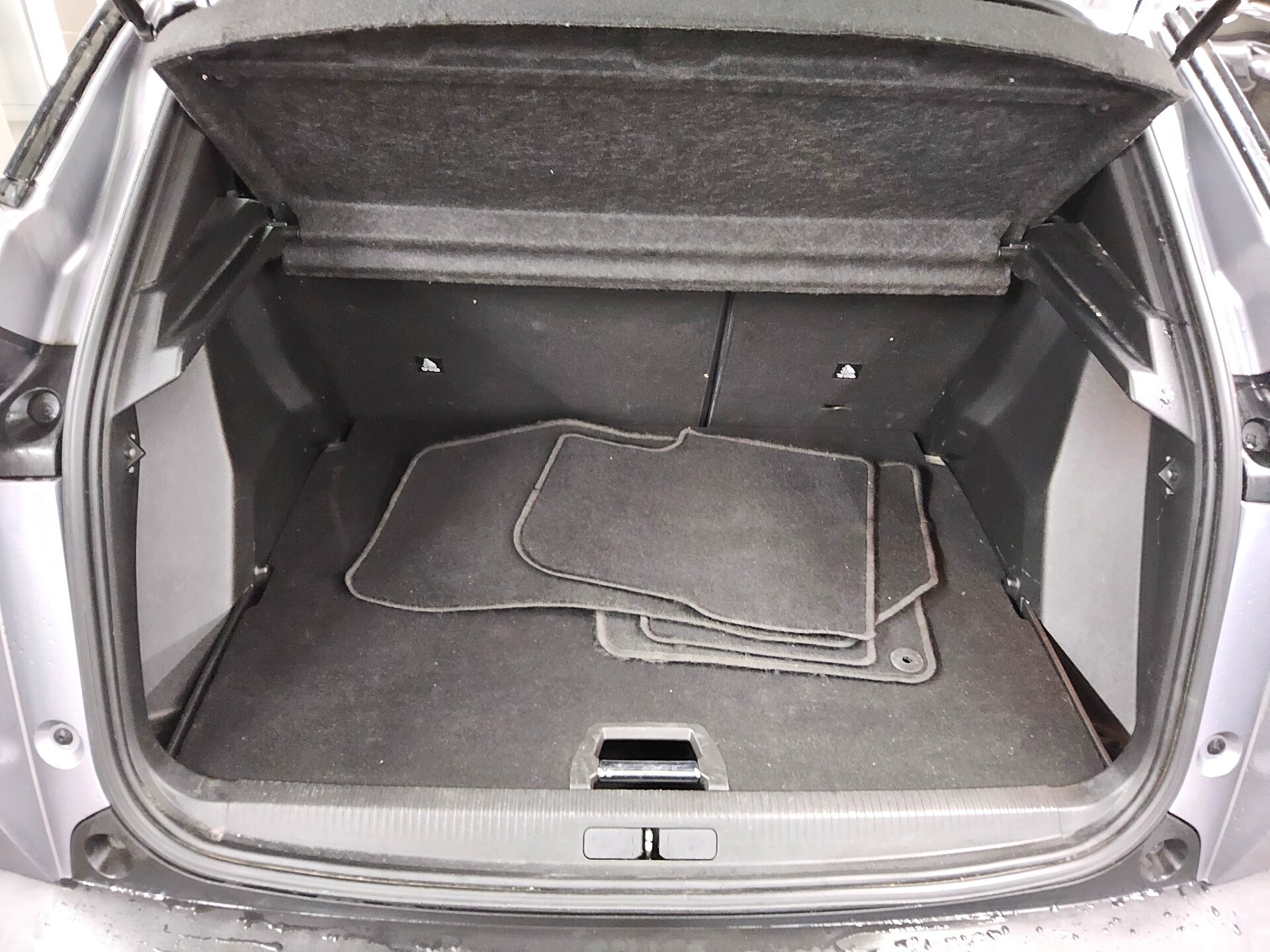 Peugeot 2008 1.5 BlueHDi 130 Allure RfK AHK PDC 11