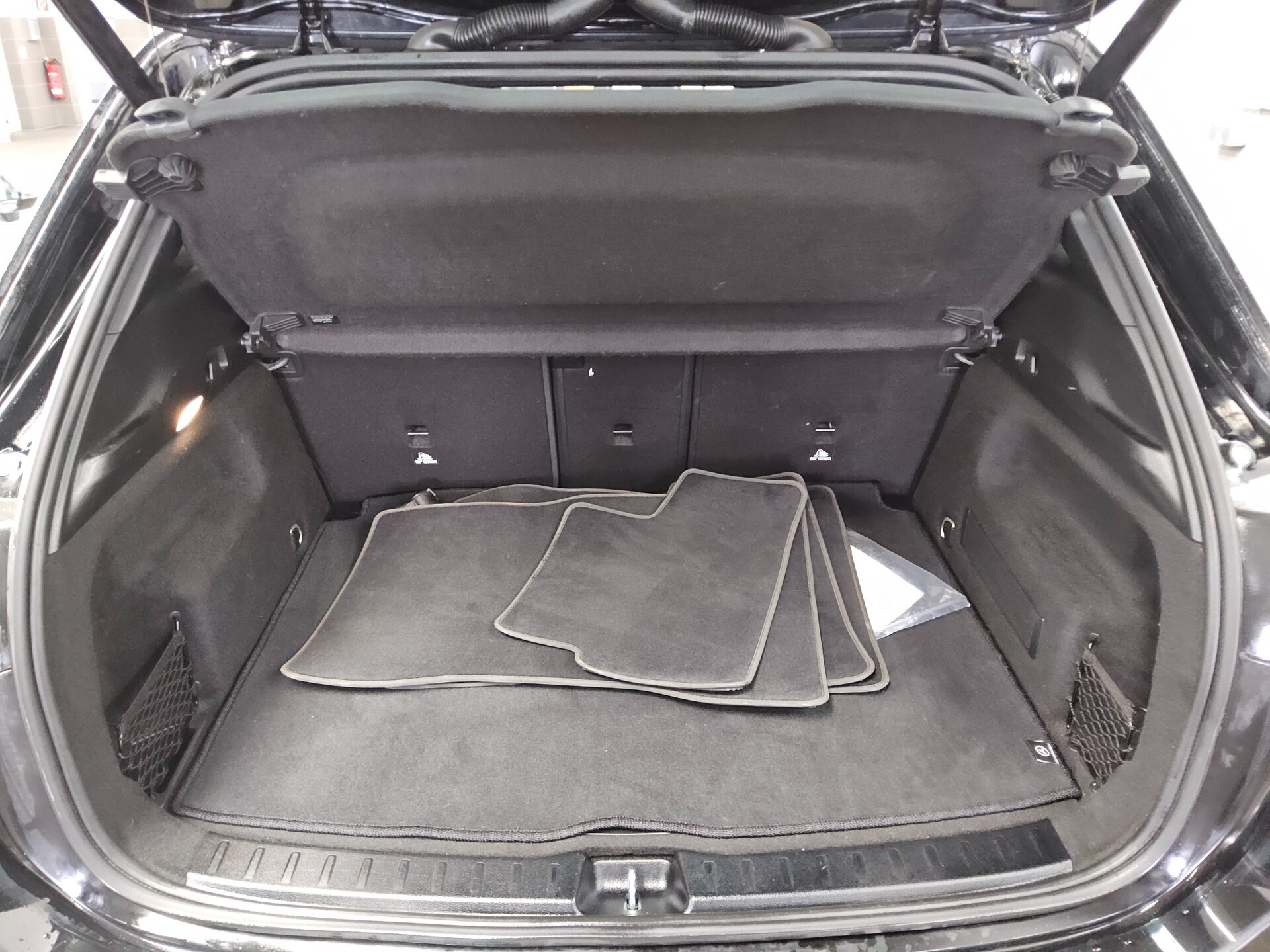 Mercedes-Benz GLA 200 d AMG-Line Navi LED MBUX RfK AHK PDC Shz 12