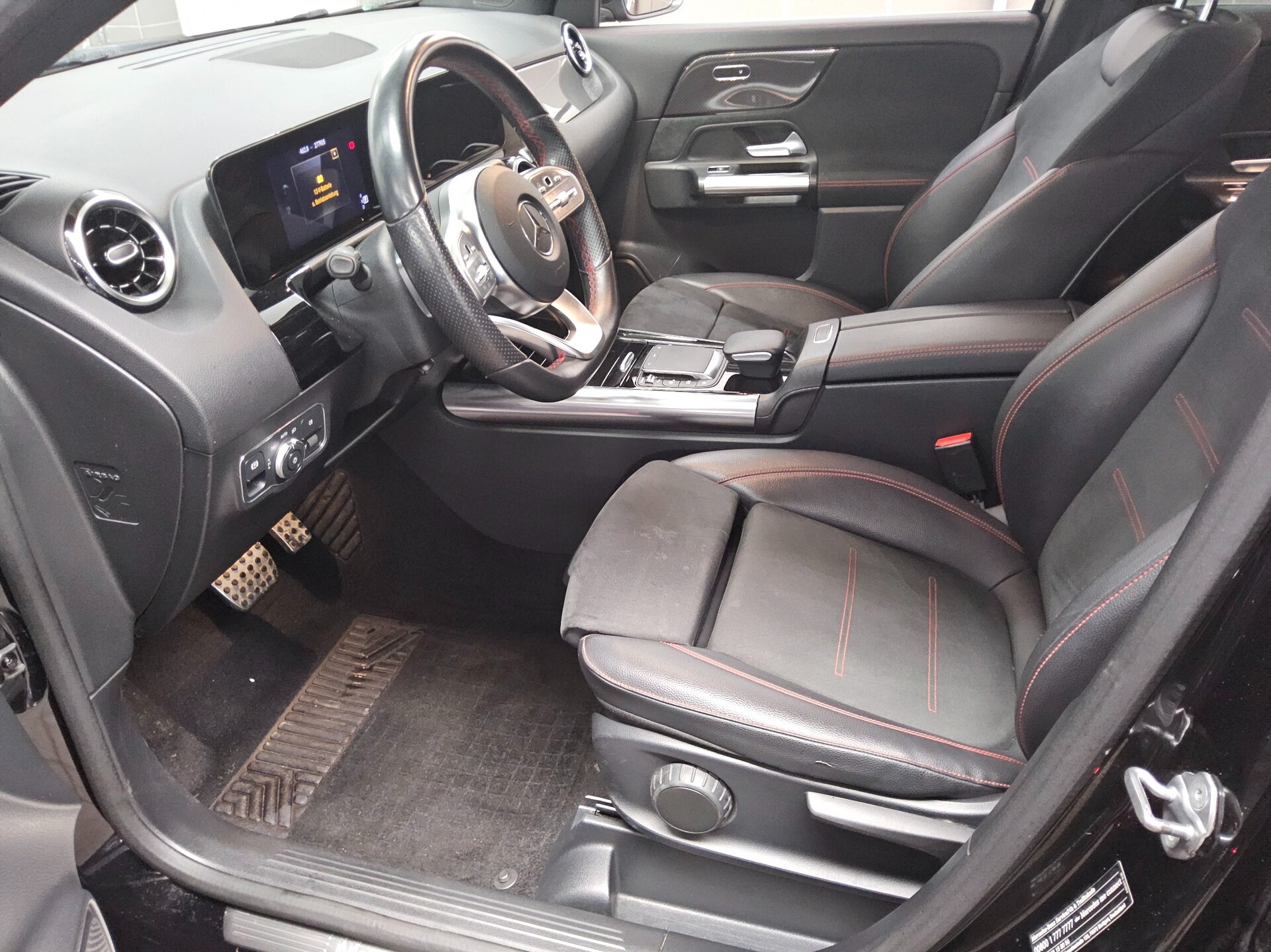 Mercedes-Benz GLA 200 d AMG-Line Navi LED MBUX RfK AHK PDC Shz 9