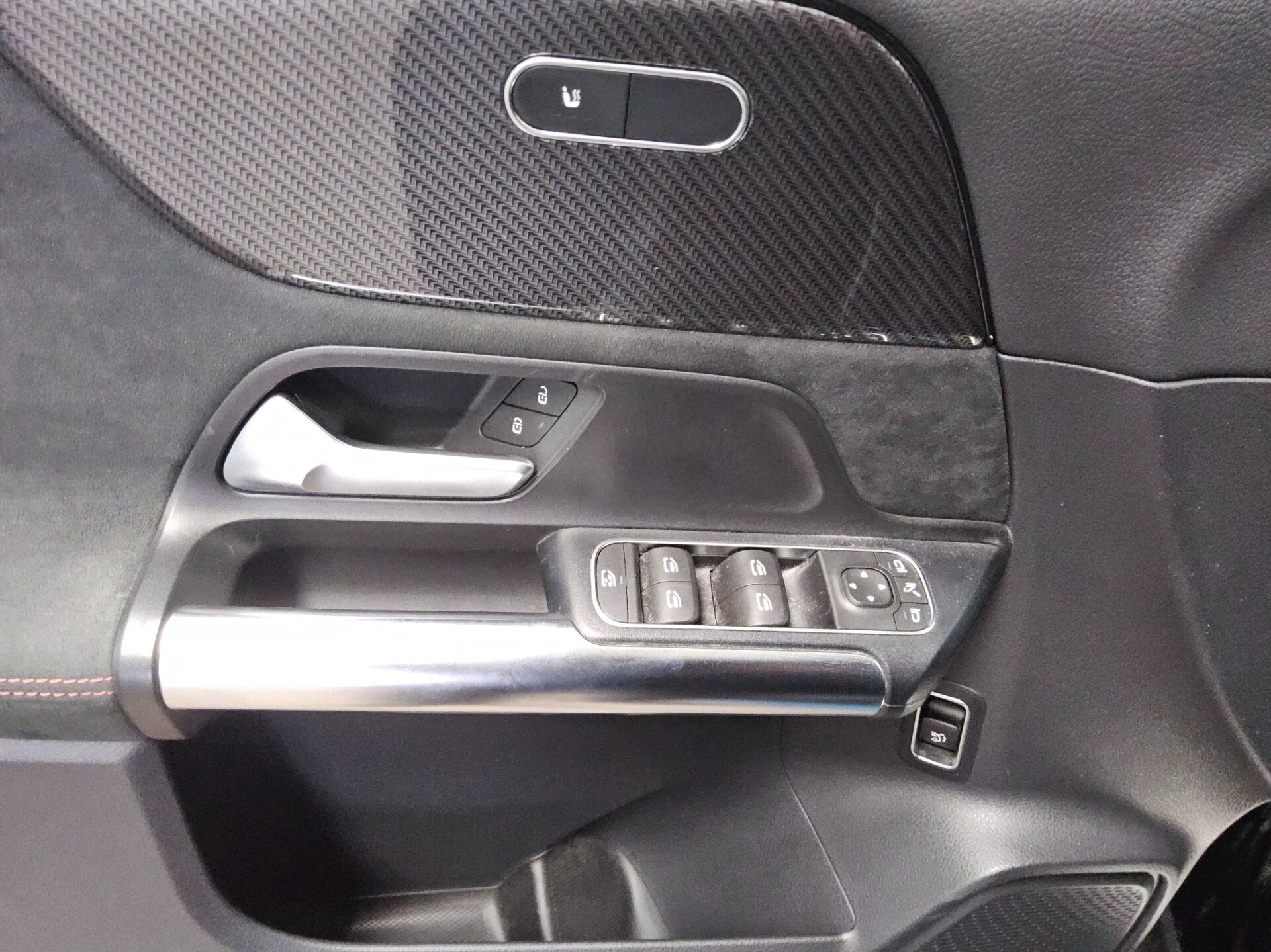 Mercedes-Benz GLA 200 d AMG-Line Navi LED MBUX RfK AHK PDC Shz 10