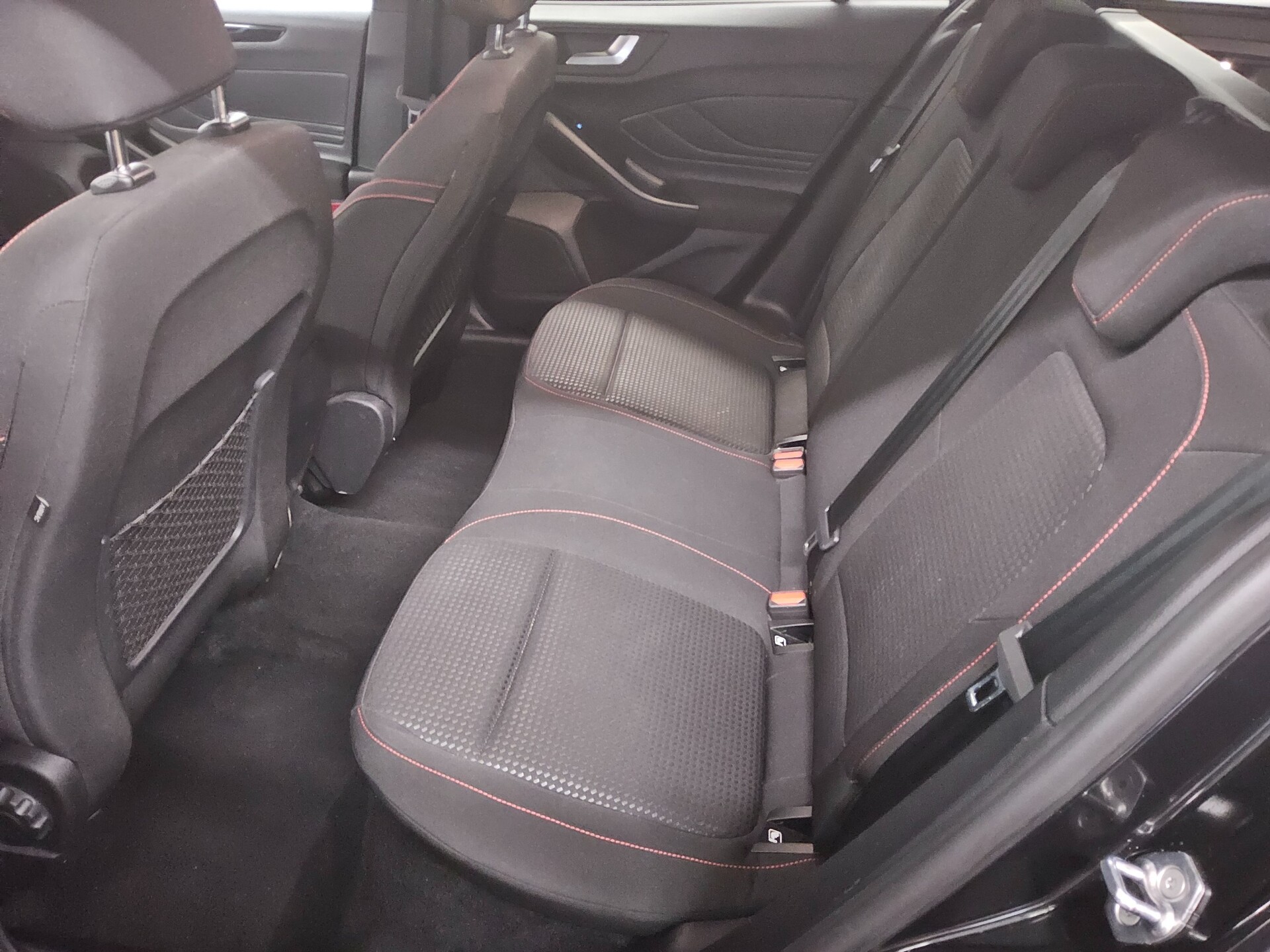 Ford Focus Turnier 1.0 EB ST-Line Navi LED RFK SHZ 13