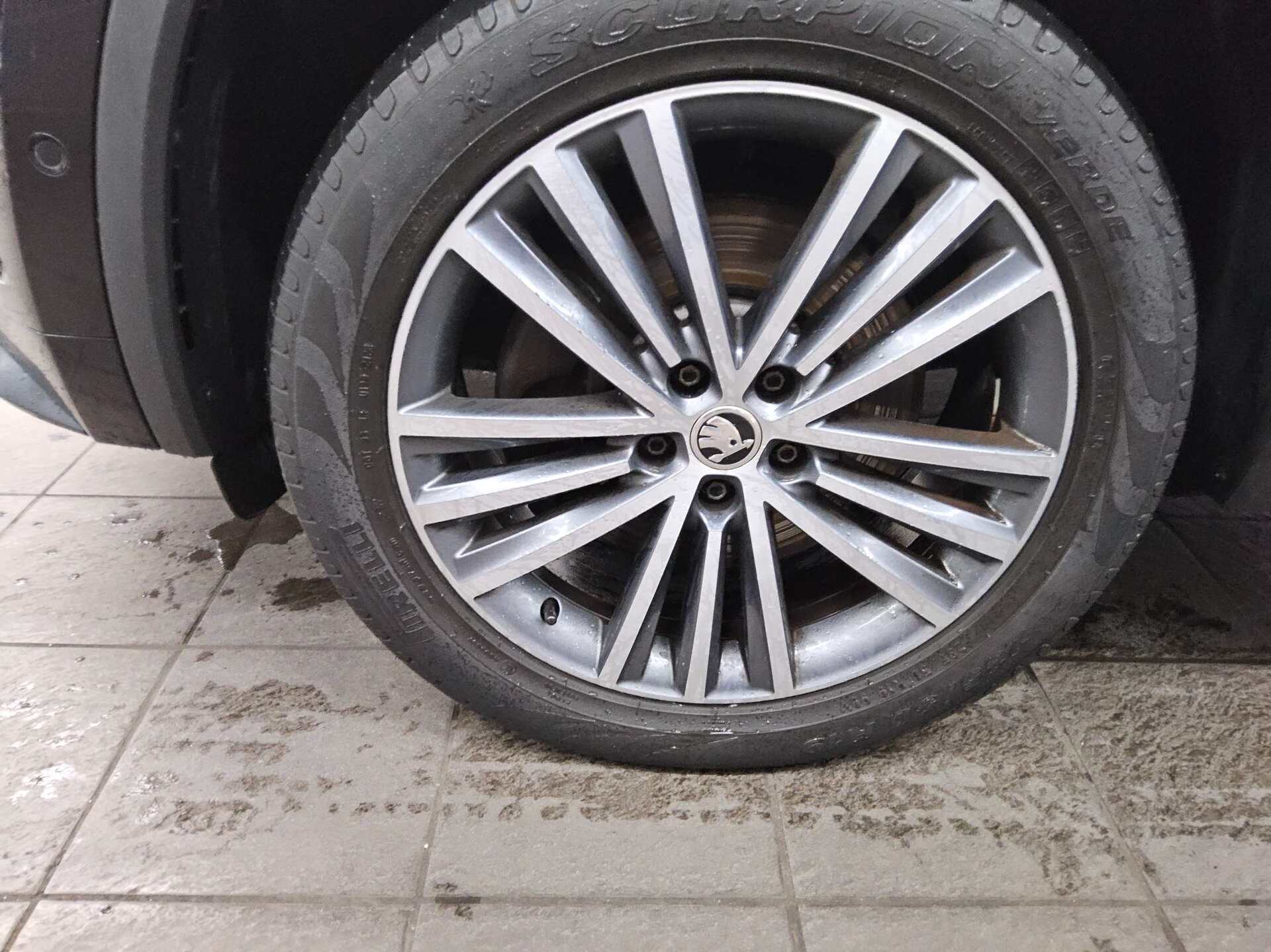 Skoda Kodiaq 2.0 TDI 4x4 L&K Navi LED vc Pano AHK 360° 11