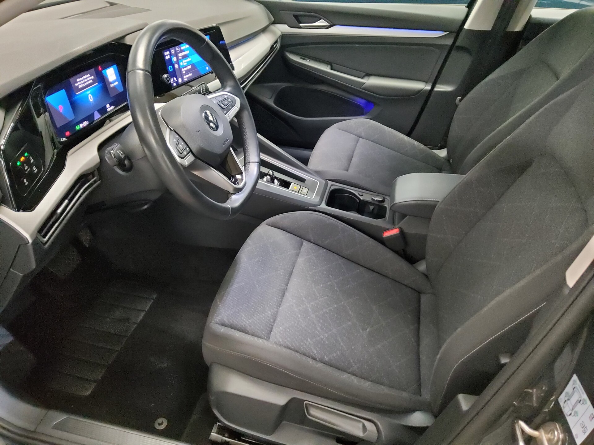 Volkswagen Golf-8 Var. 2.0 TDI Life LED AID ACC PDC 9