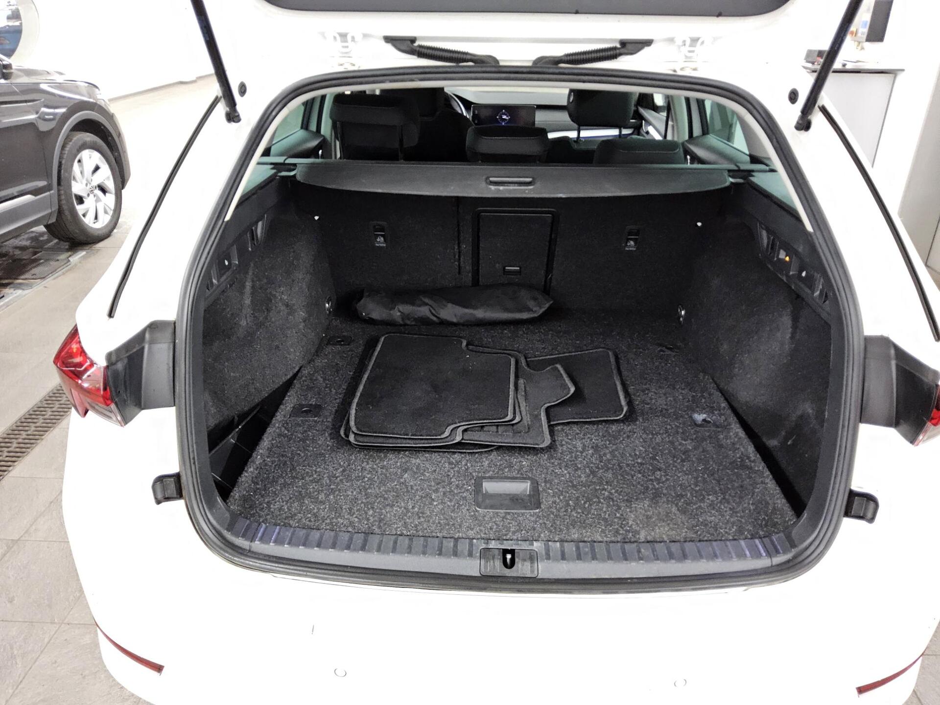 Skoda Octavia Kombi 2.0 TDI Style Navi LED ACC HuD AHK 12