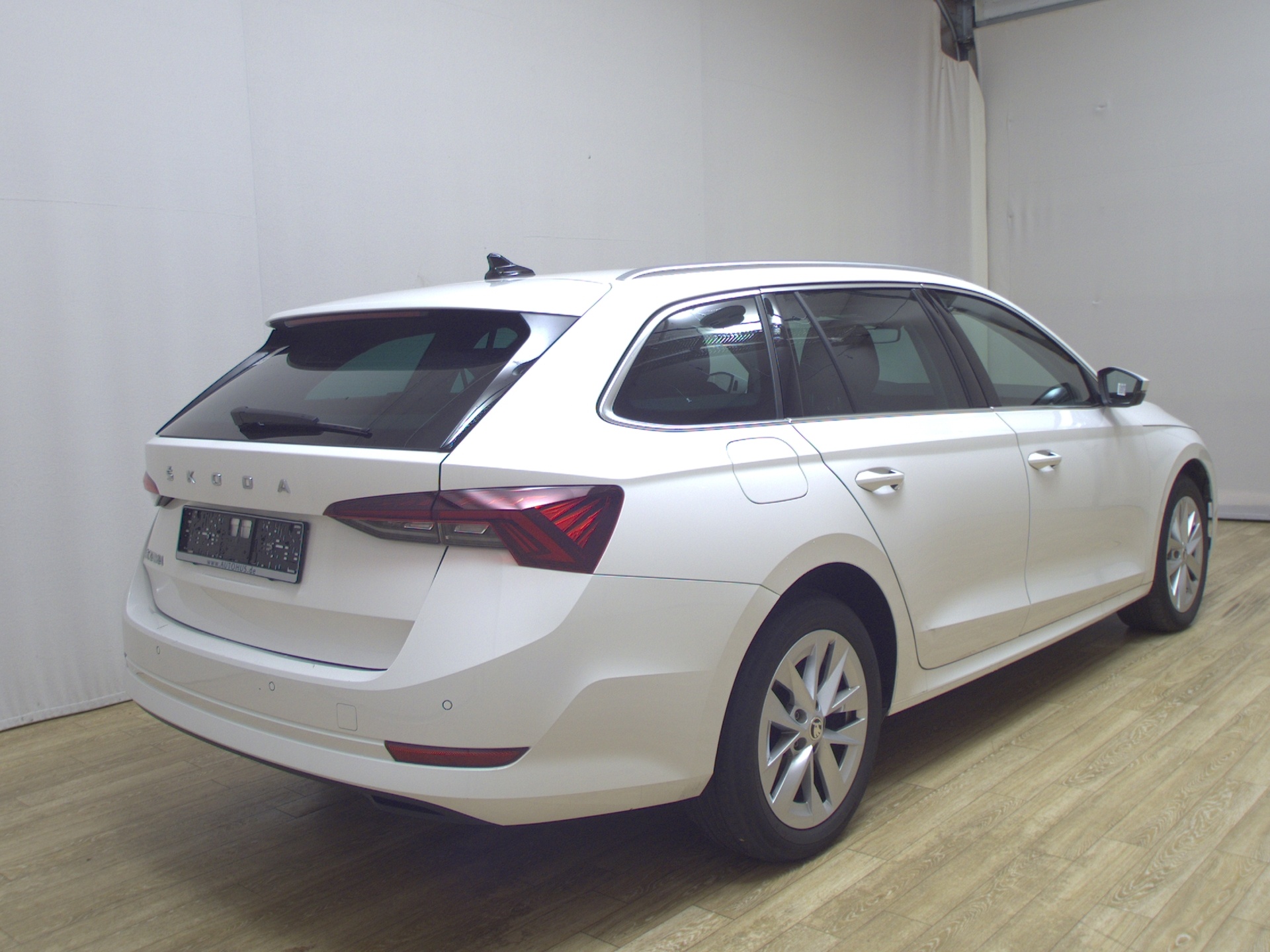 Skoda Octavia Kombi 2.0 TDI Style Navi LED ACC HuD AHK 4