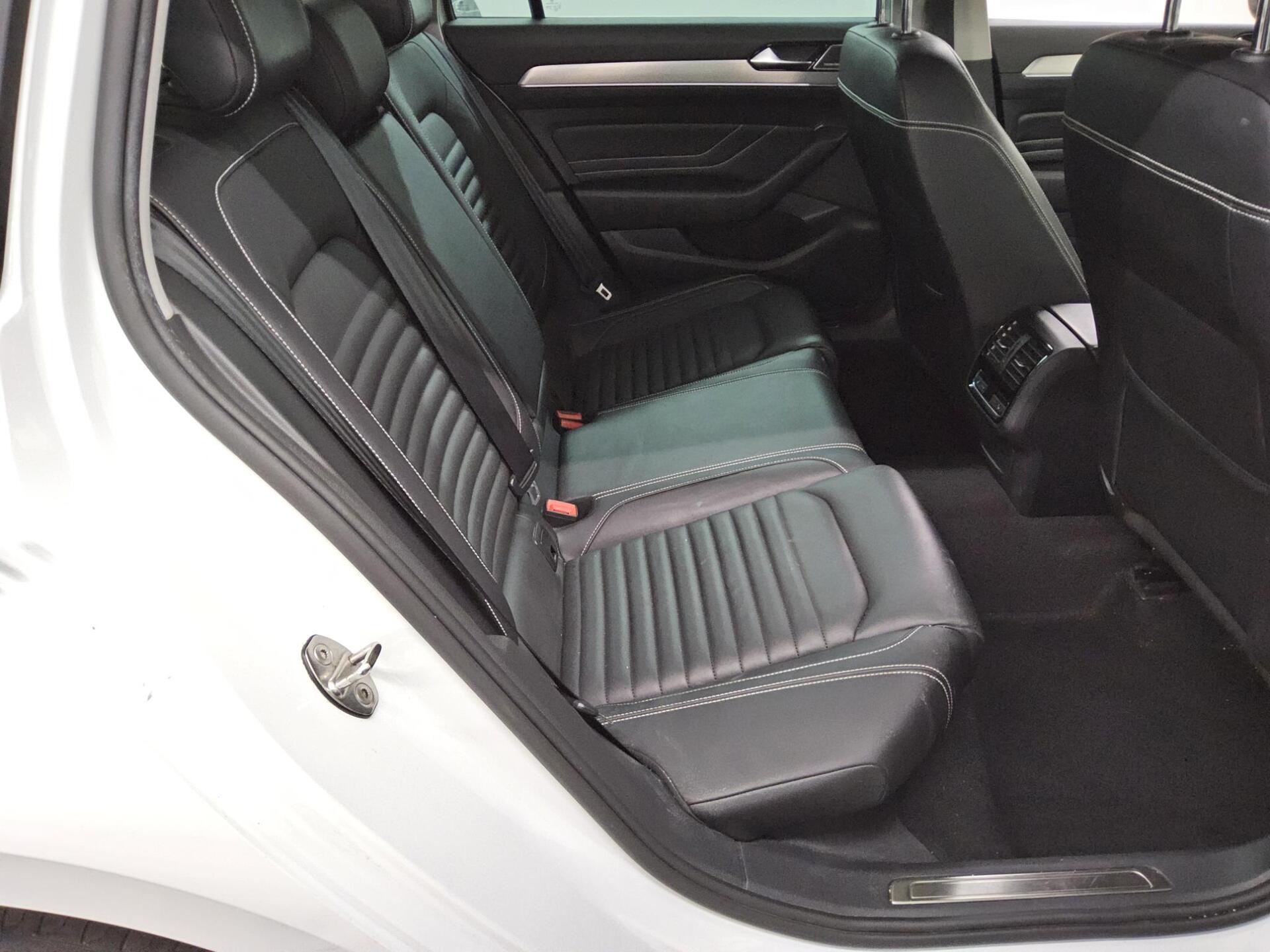 Volkswagen Passat Var. 2.0 TDI Elegance Leder Navi IQ.Light 13