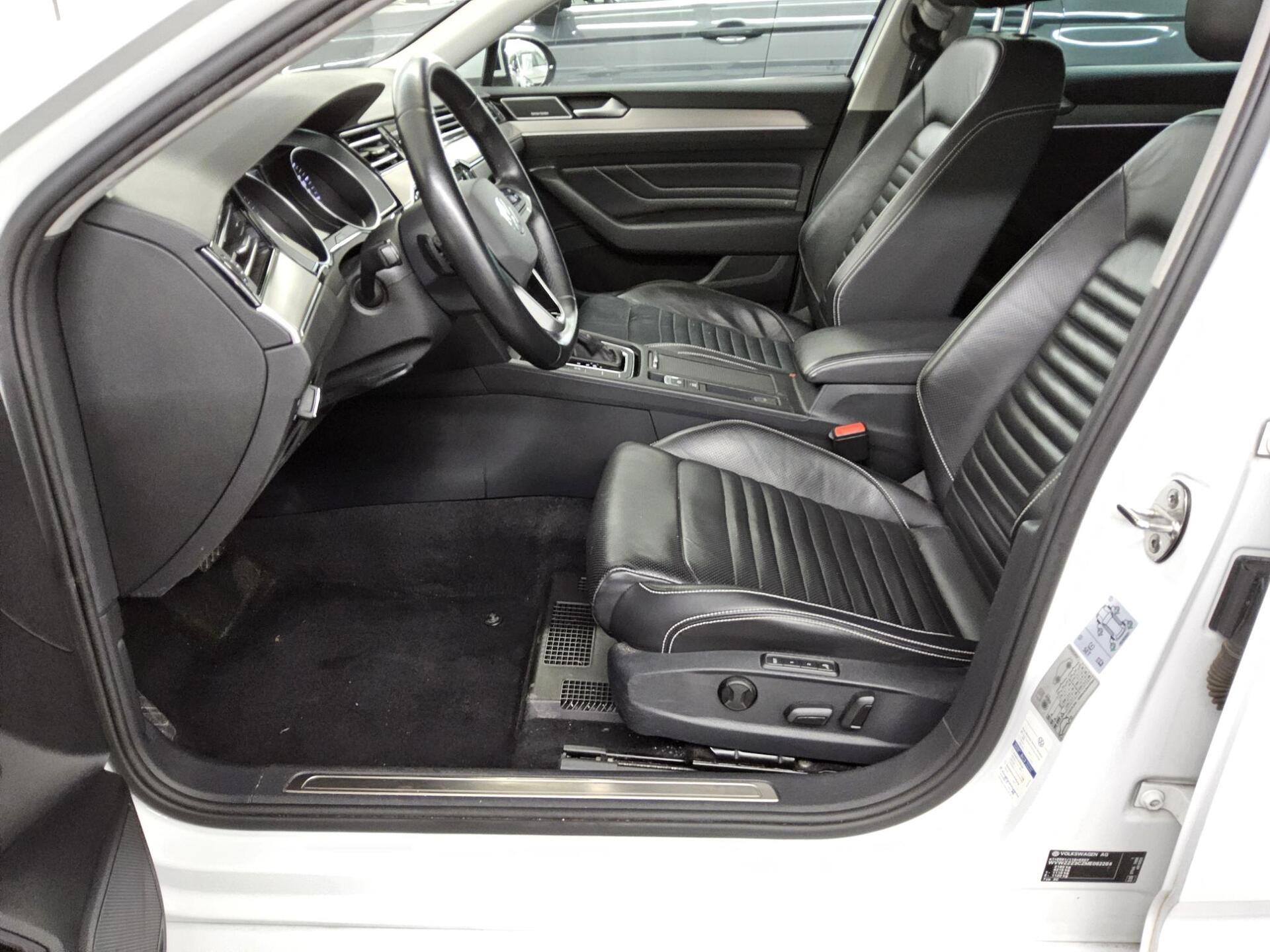 Volkswagen Passat Var. 2.0 TDI Elegance Leder Navi IQ.Light 8