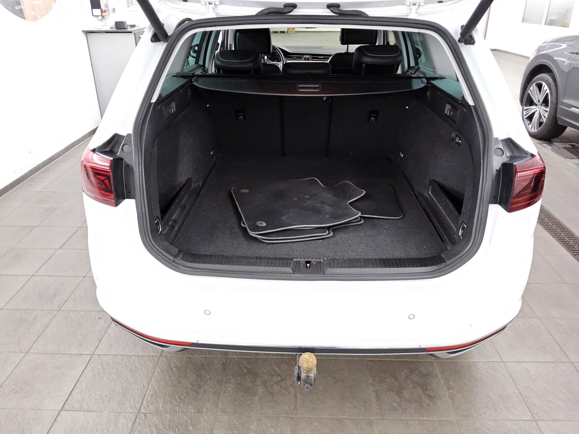 Volkswagen Passat Var. 2.0 TDI Elegance Leder Navi IQ.Light 11