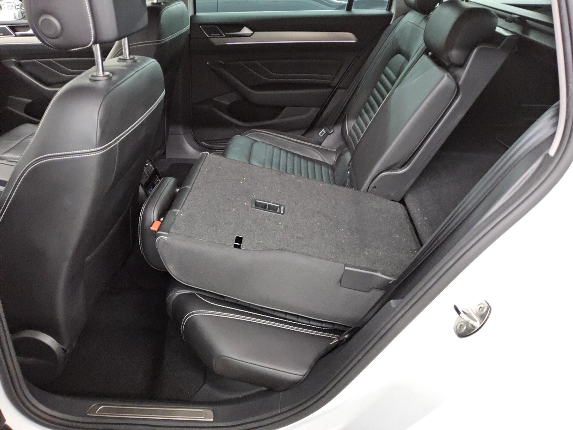 Volkswagen Passat Var. 2.0 TDI Elegance Leder Navi IQ.Light 12