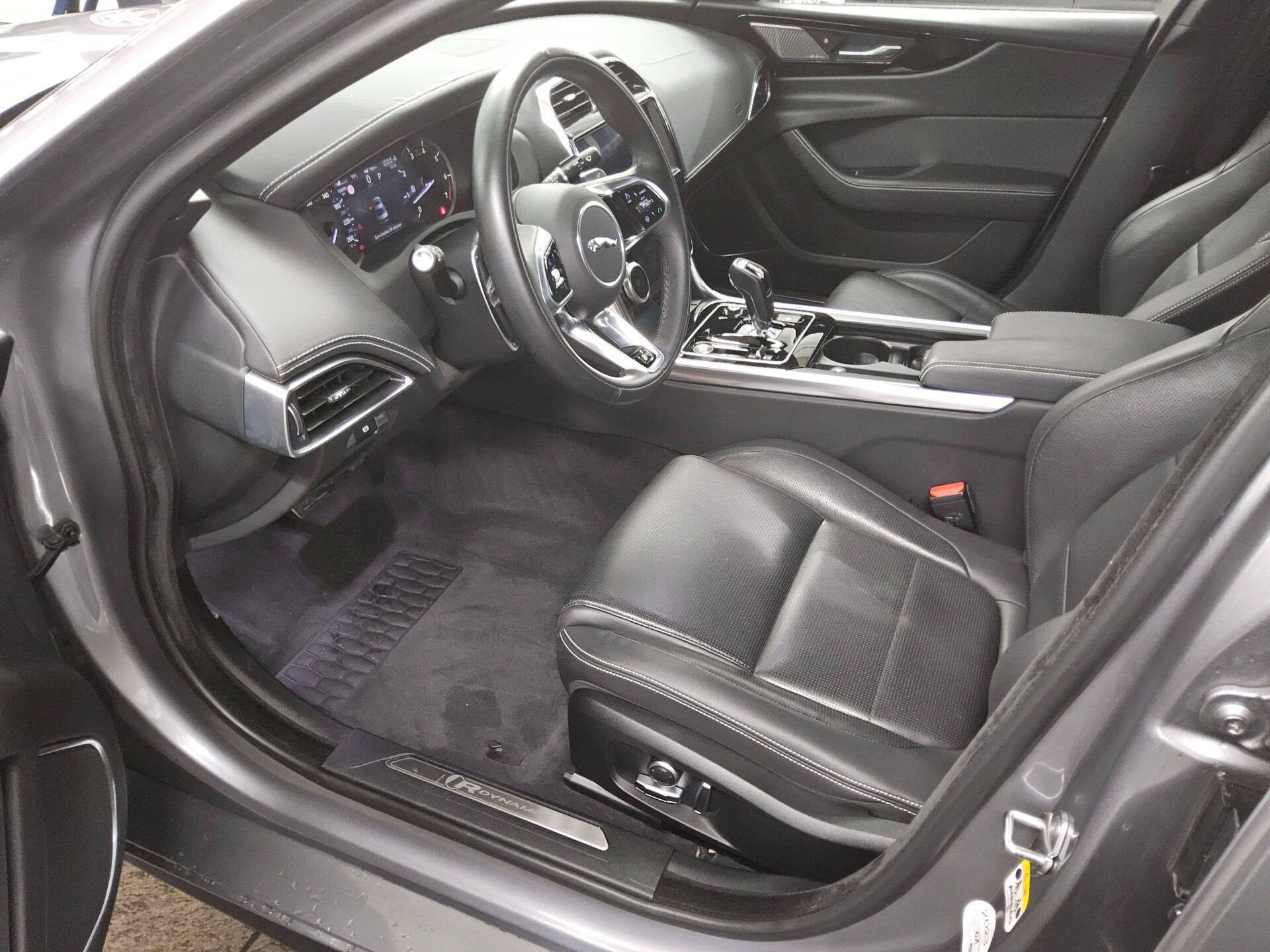 Jaguar XE R-Dynamic Black Navi LED 360°- Kamera 8