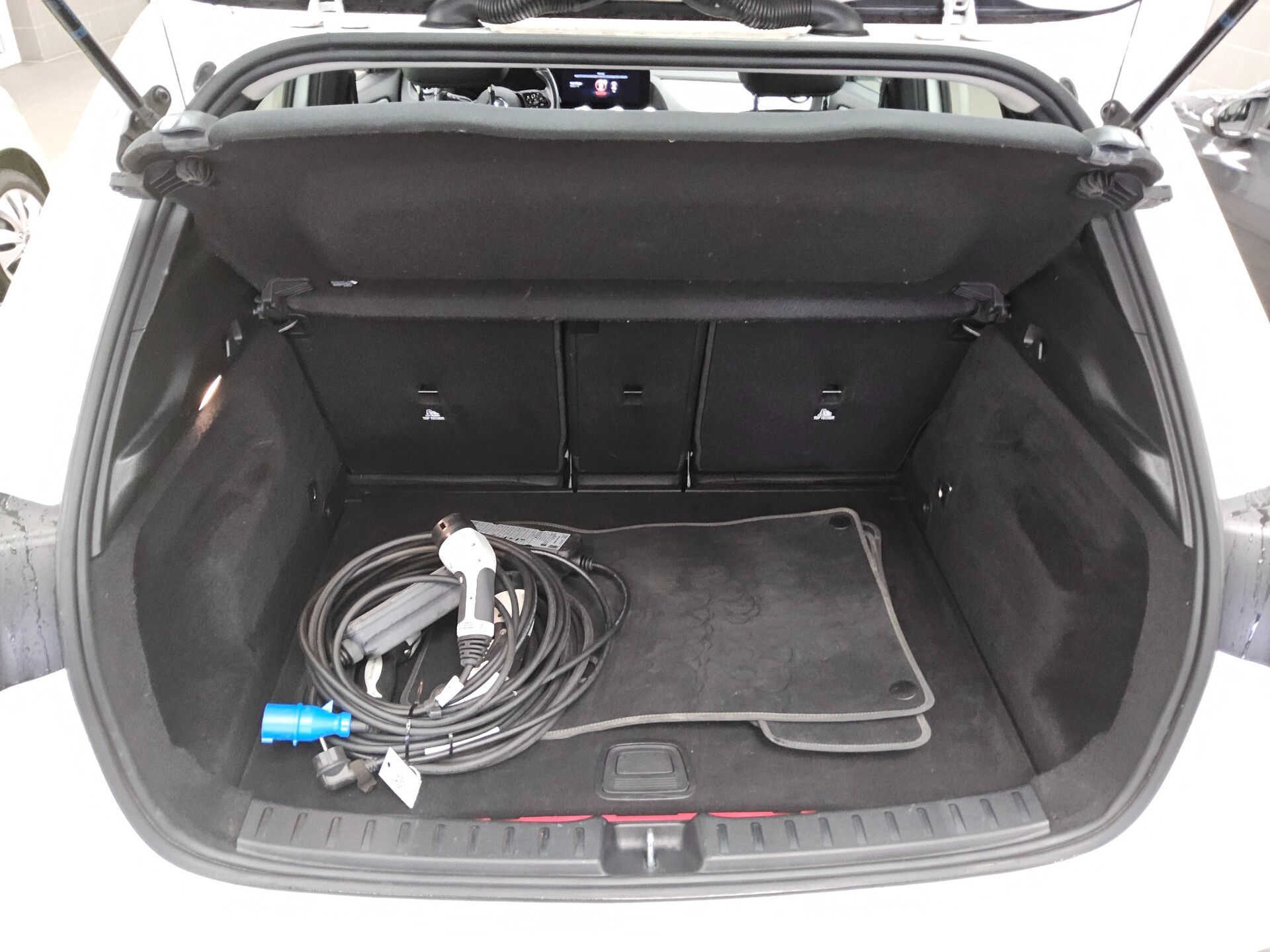 Mercedes-Benz GLA 250 e Style T-Leder Navi LED RfK Distronic+ 12