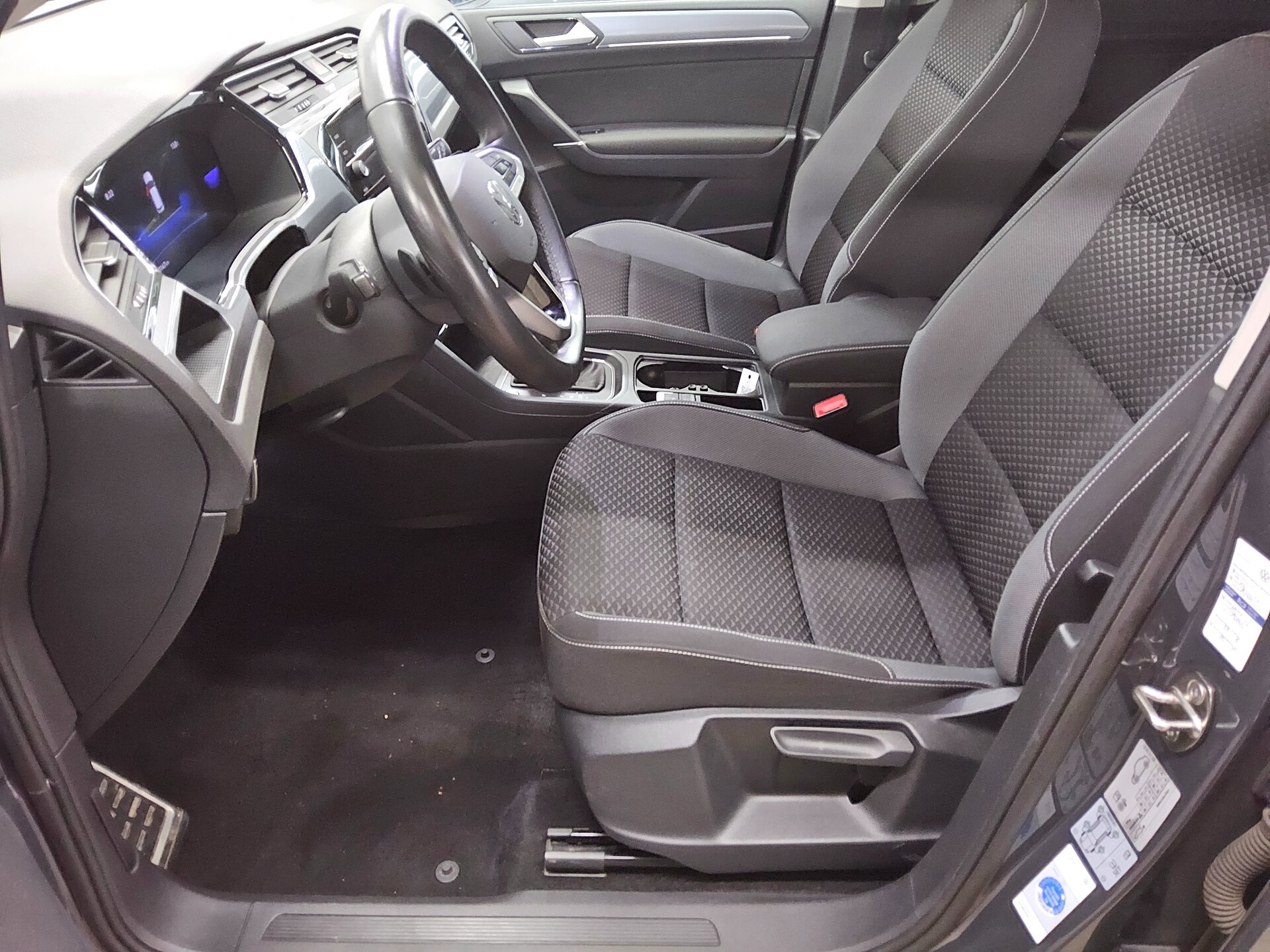 Volkswagen Touran 2.0 TDI Comf. Navi LED+ AID ACC AHK PDC 9