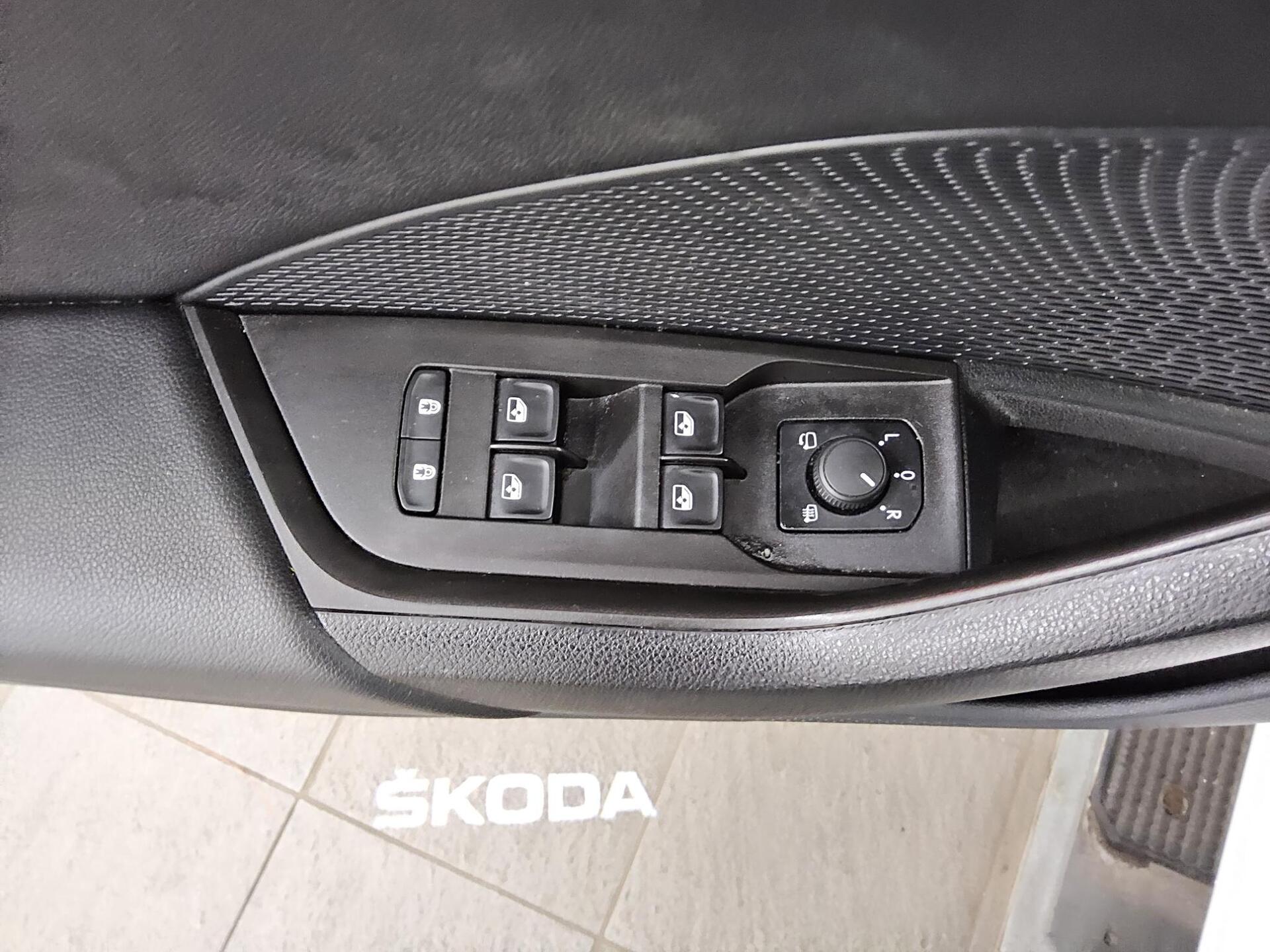 Skoda Octavia Kombi 2.0 TDI First Ed. DCC Navi HuD AID 10