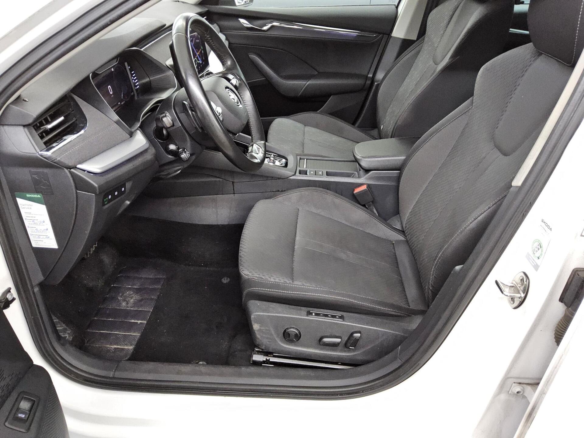 Skoda Octavia Kombi 2.0 TDI First Ed. DCC Navi HuD AID 9