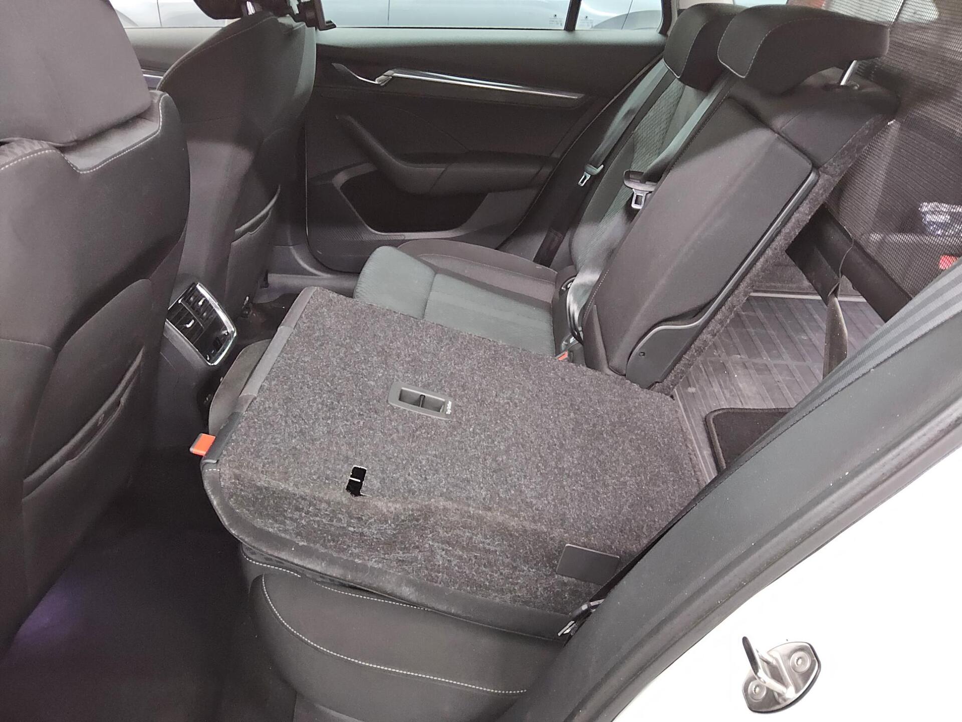 Skoda Octavia Kombi 2.0 TDI First Ed. DCC Navi HuD AID 13