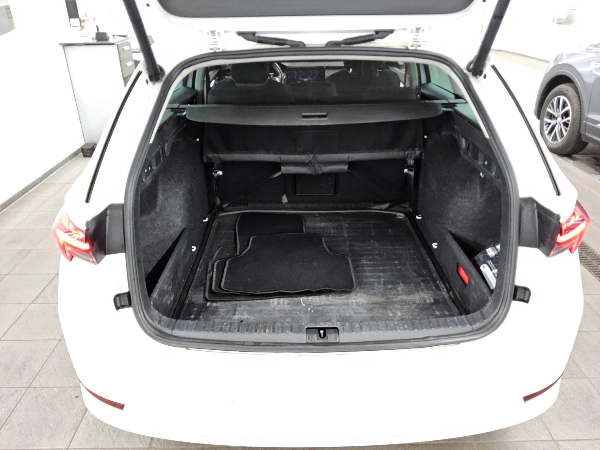 Skoda Octavia Kombi 2.0 TDI First Ed. DCC Navi HuD AID 12